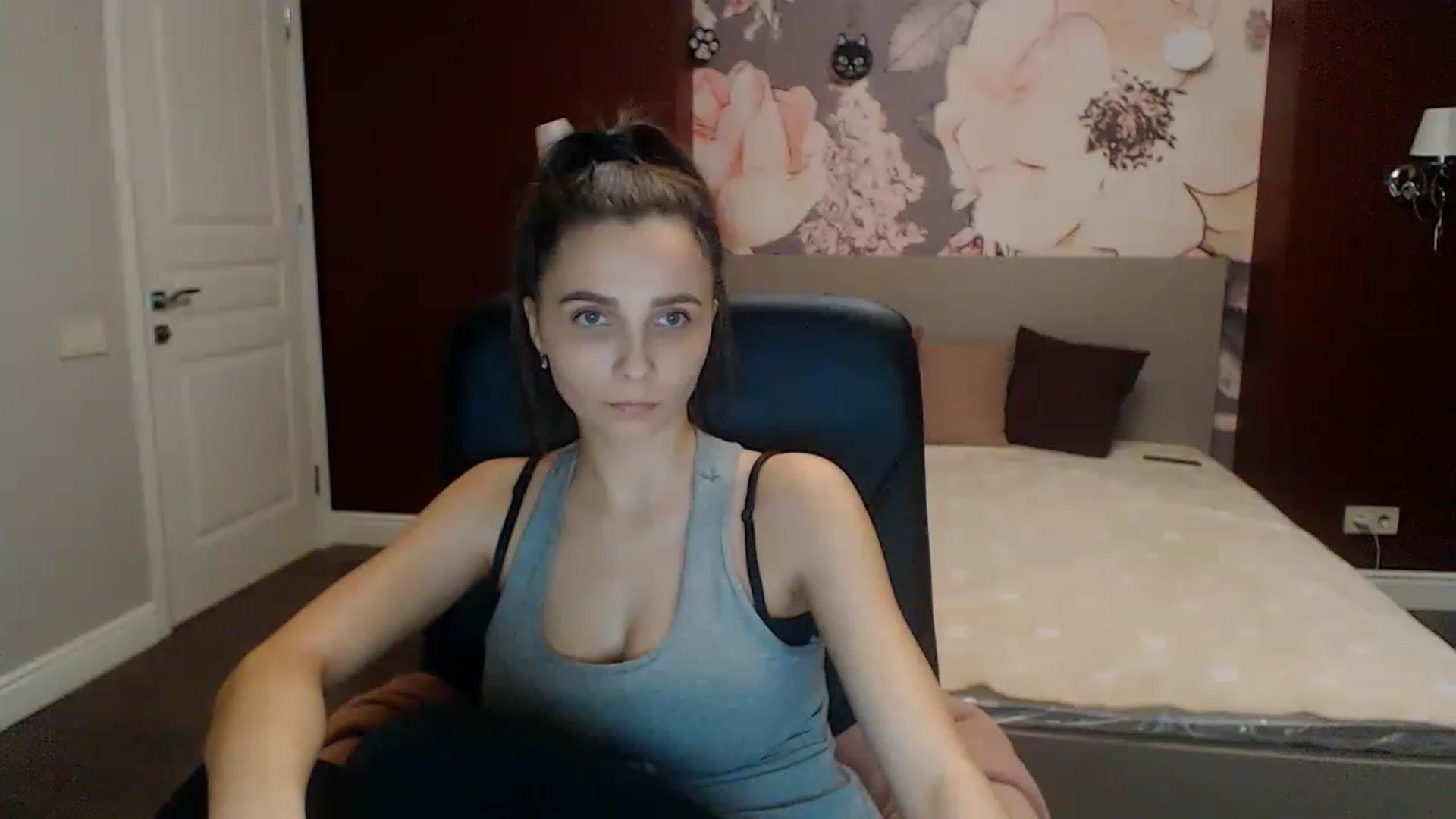 Gallery image thumbnail from Karina_Mils's myfreecams stream on, 02/04/2023, 18:03 image 13 of 20