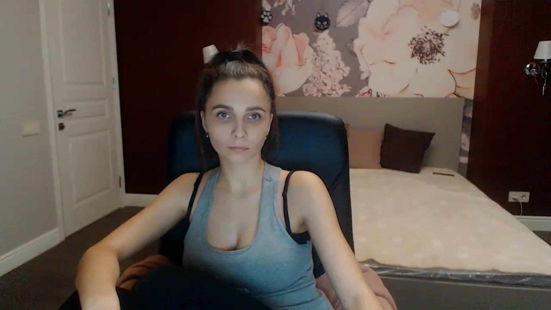 Gallery image thumbnail from Karina_Mils's myfreecams stream on, 02/04/2023, 18:03 image 12 of 20