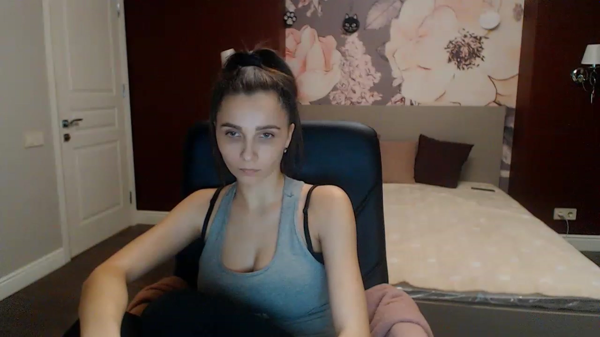 Gallery image thumbnail from Karina_Mils's myfreecams stream on, 02/04/2023, 18:03 image 17 of 20