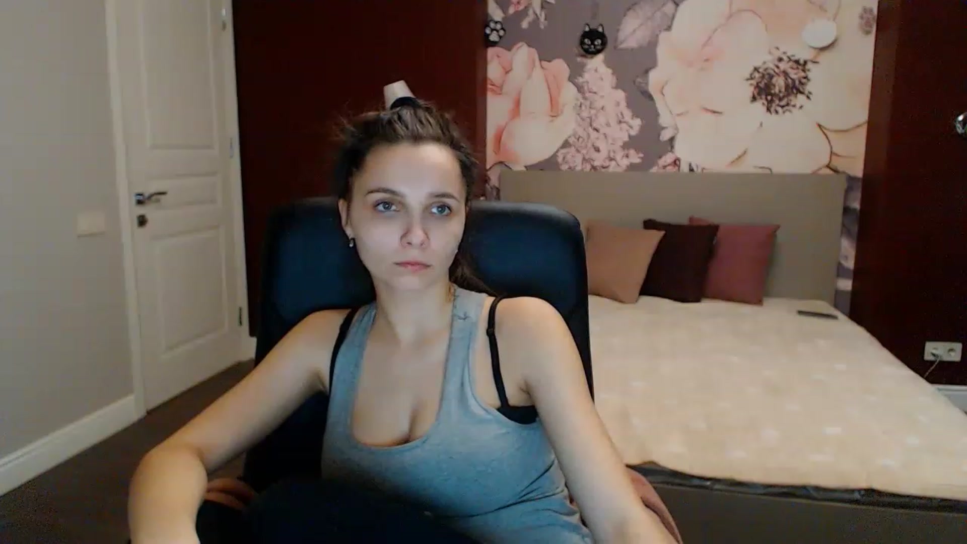 Gallery image thumbnail from Karina_Mils's myfreecams stream on, 02/06/2023, 12:08 image 12 of 20