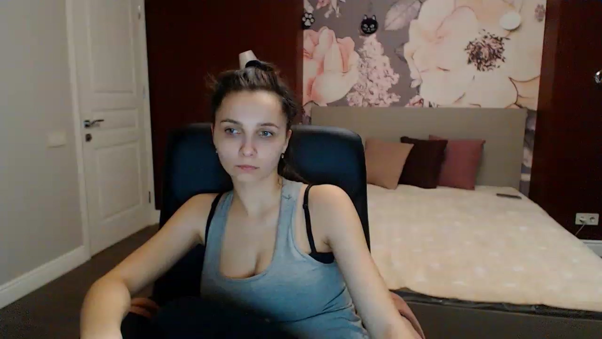 Gallery image thumbnail from Karina_Mils's myfreecams stream on, 02/06/2023, 12:08 image 13 of 20