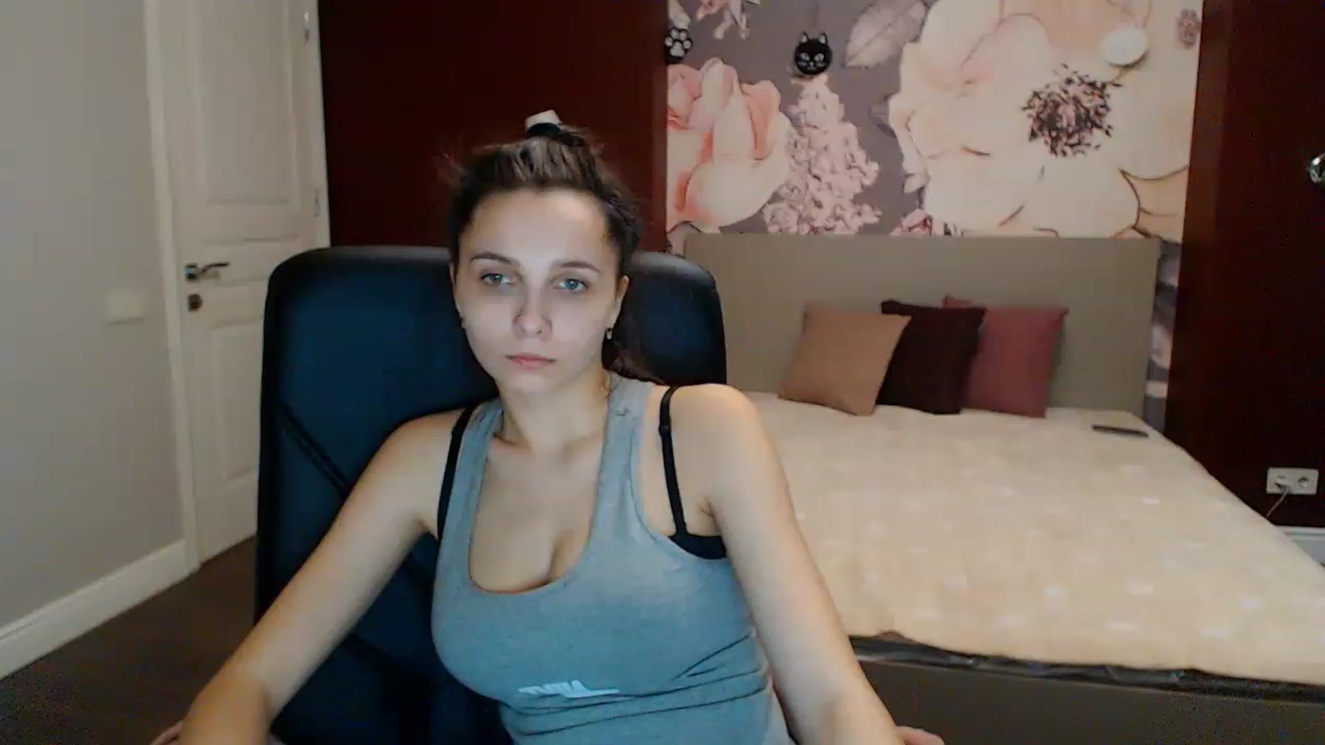 Gallery image thumbnail from Karina_Mils's myfreecams stream on, 02/06/2023, 12:08 image 14 of 20