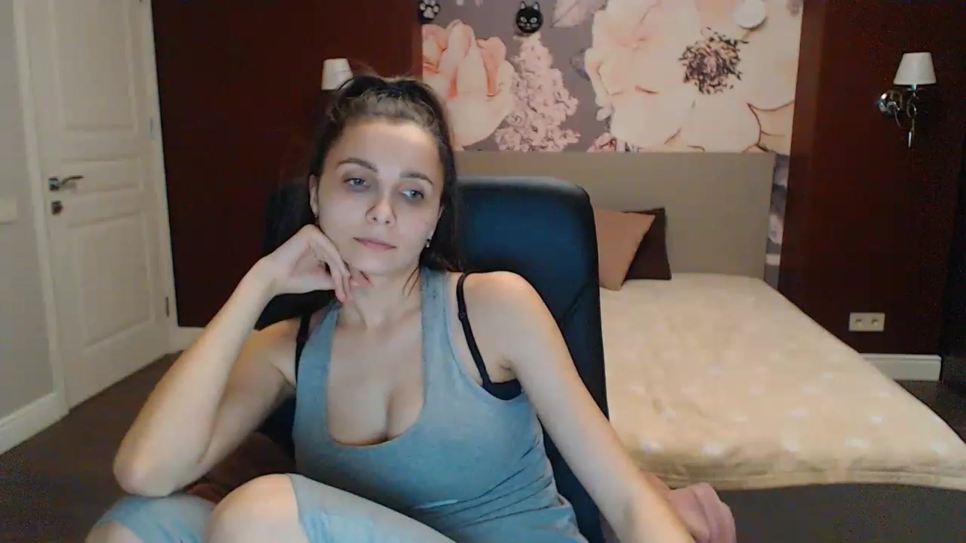 Gallery image thumbnail from Karina_Mils's myfreecams stream on, 02/12/2023, 16:10 image 14 of 20