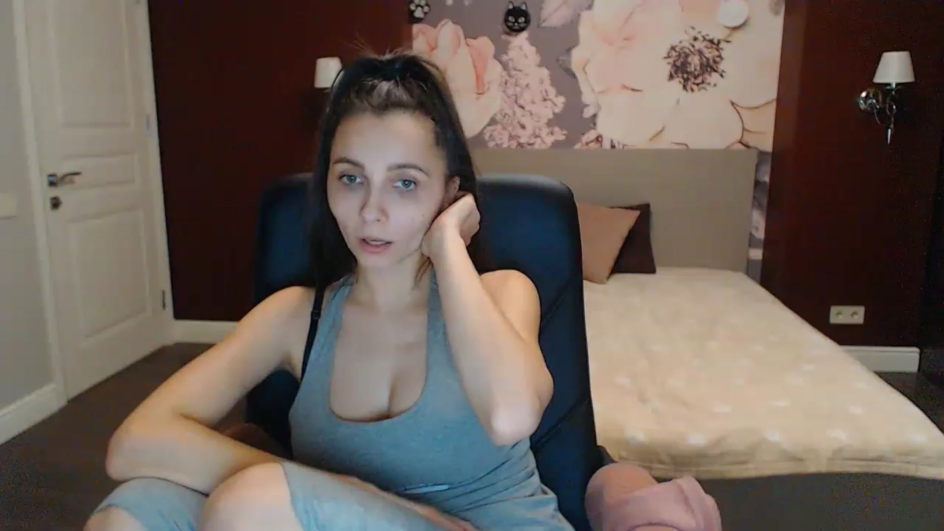 Gallery image thumbnail from Karina_Mils's myfreecams stream on, 02/12/2023, 16:10 image 13 of 20