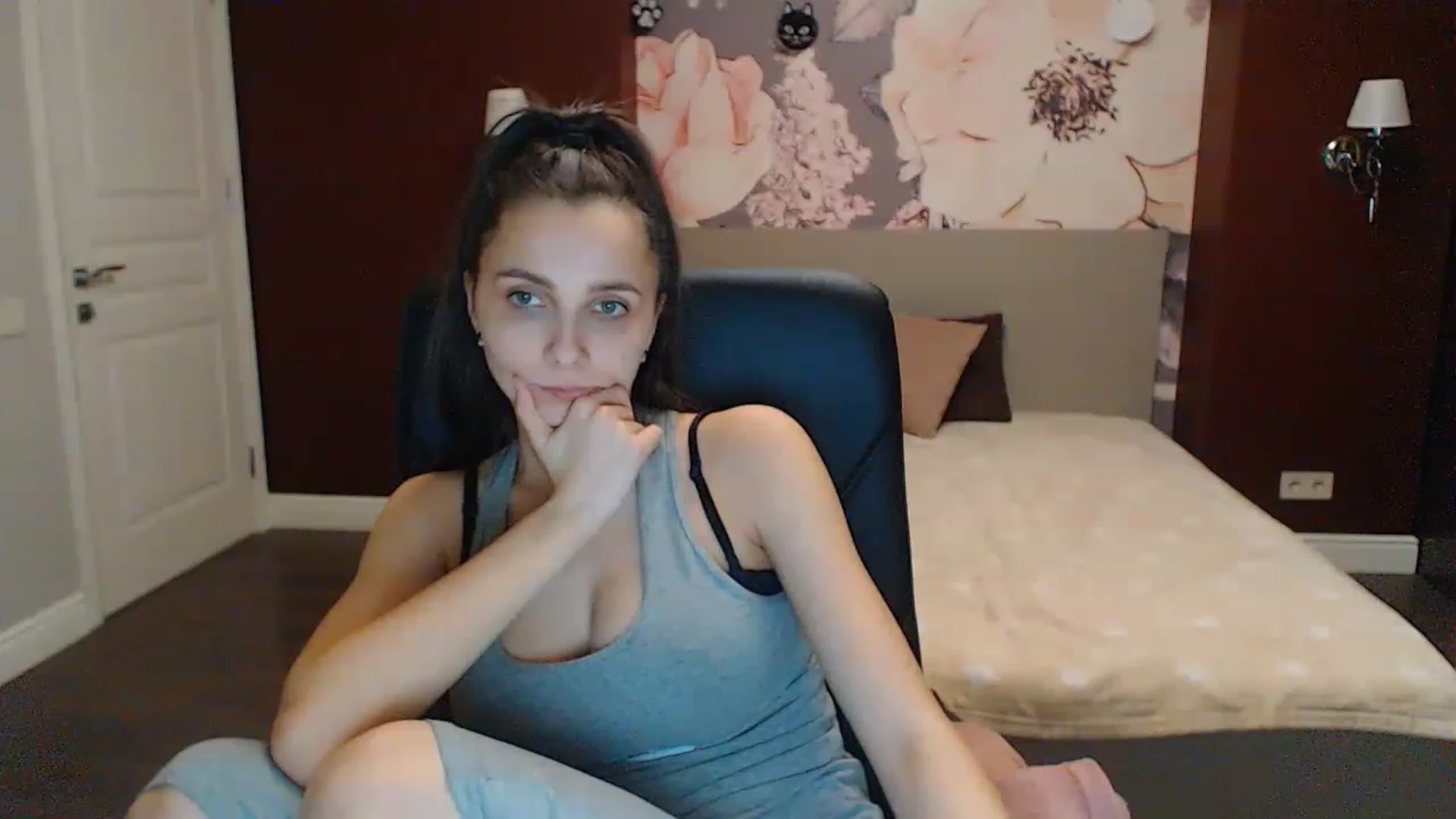 Gallery image thumbnail from Karina_Mils's myfreecams stream on, 02/12/2023, 16:10 image 18 of 20