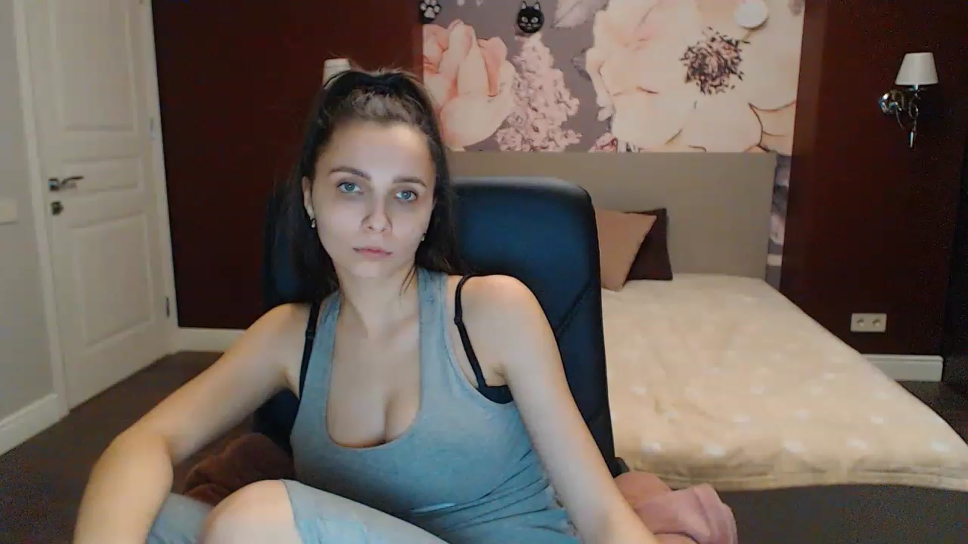Gallery image thumbnail from Karina_Mils's myfreecams stream on, 02/12/2023, 16:10 image 16 of 20