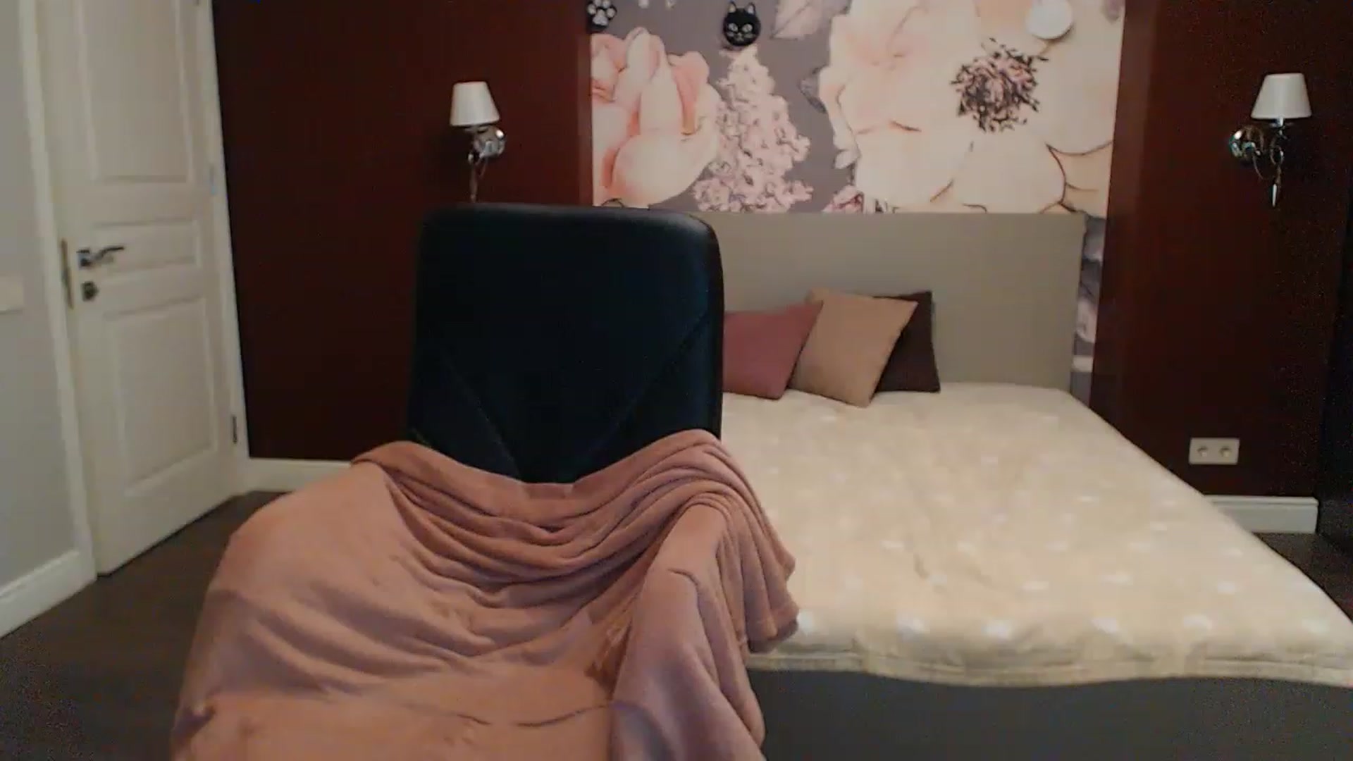 Gallery image thumbnail from Karina_Mils's myfreecams stream on, 02/12/2023, 17:04 image 12 of 20