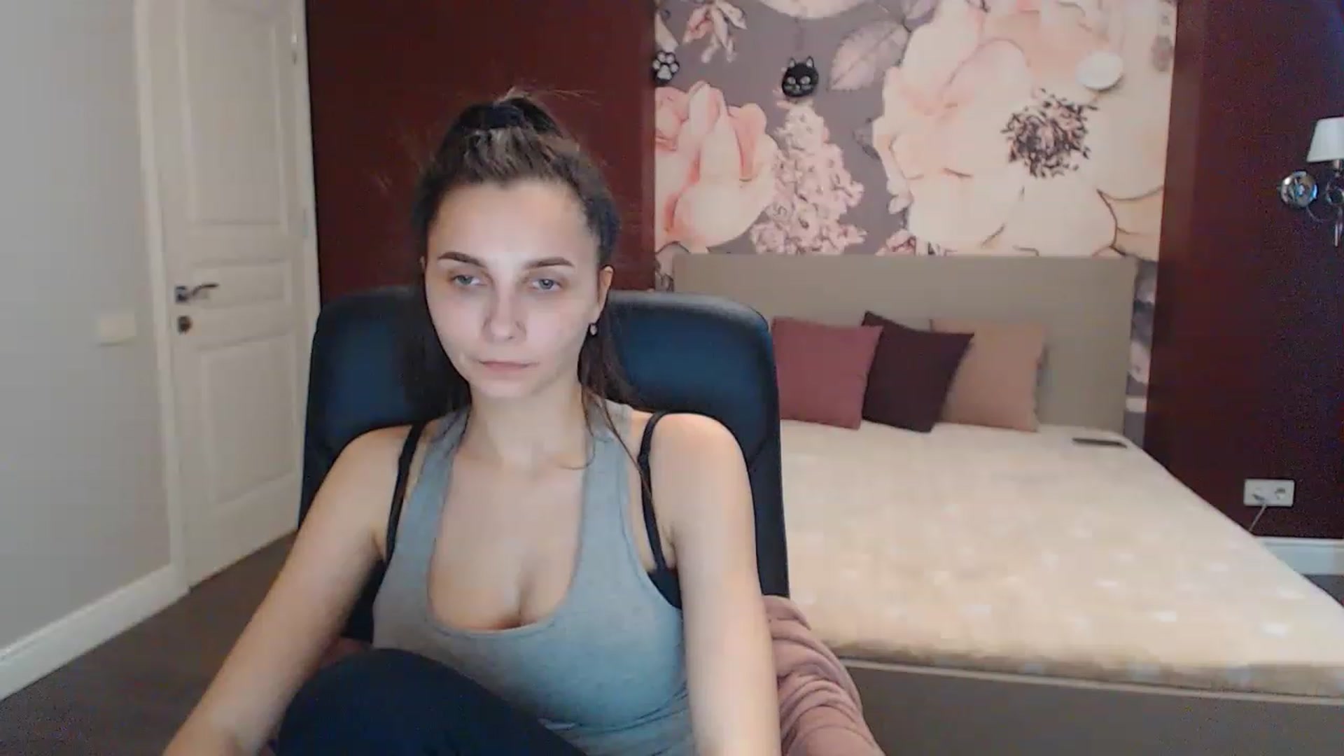 Gallery image thumbnail from Karina_Mils's myfreecams stream on, 03/08/2023, 09:20 image 17 of 20
