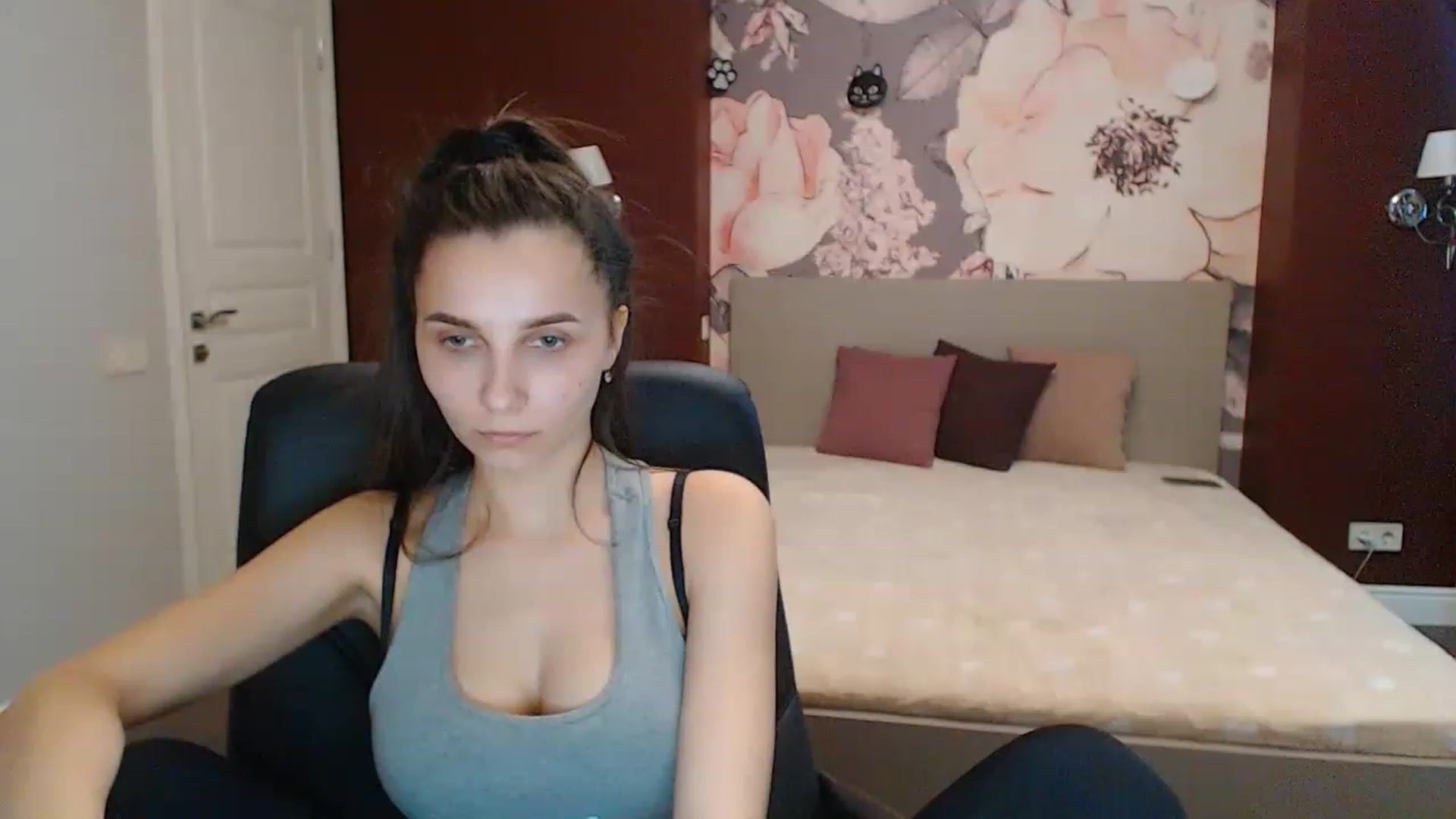 Gallery image thumbnail from Karina_Mils's myfreecams stream on, 03/08/2023, 09:20 image 4 of 20