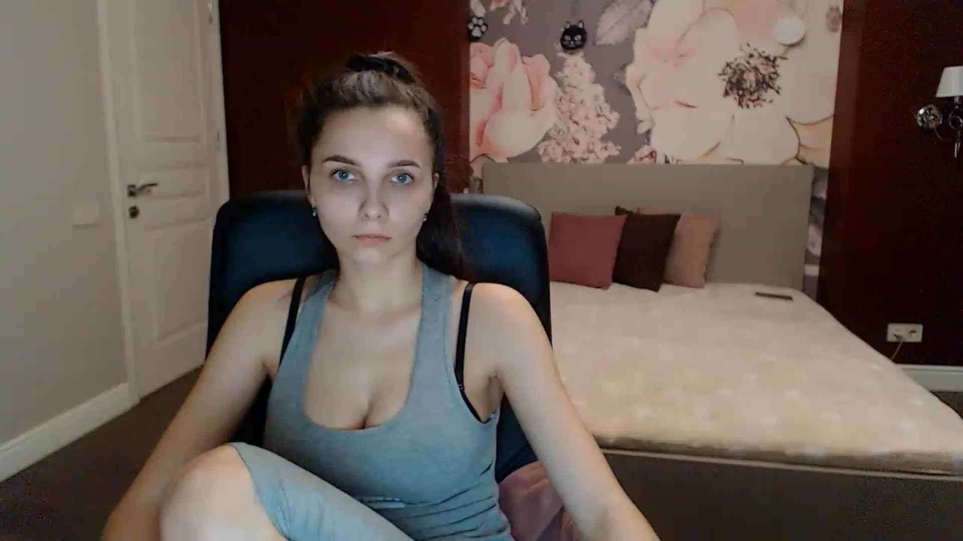 Gallery image thumbnail from Karina_Mils's myfreecams stream on, 03/10/2023, 15:36 image 15 of 20