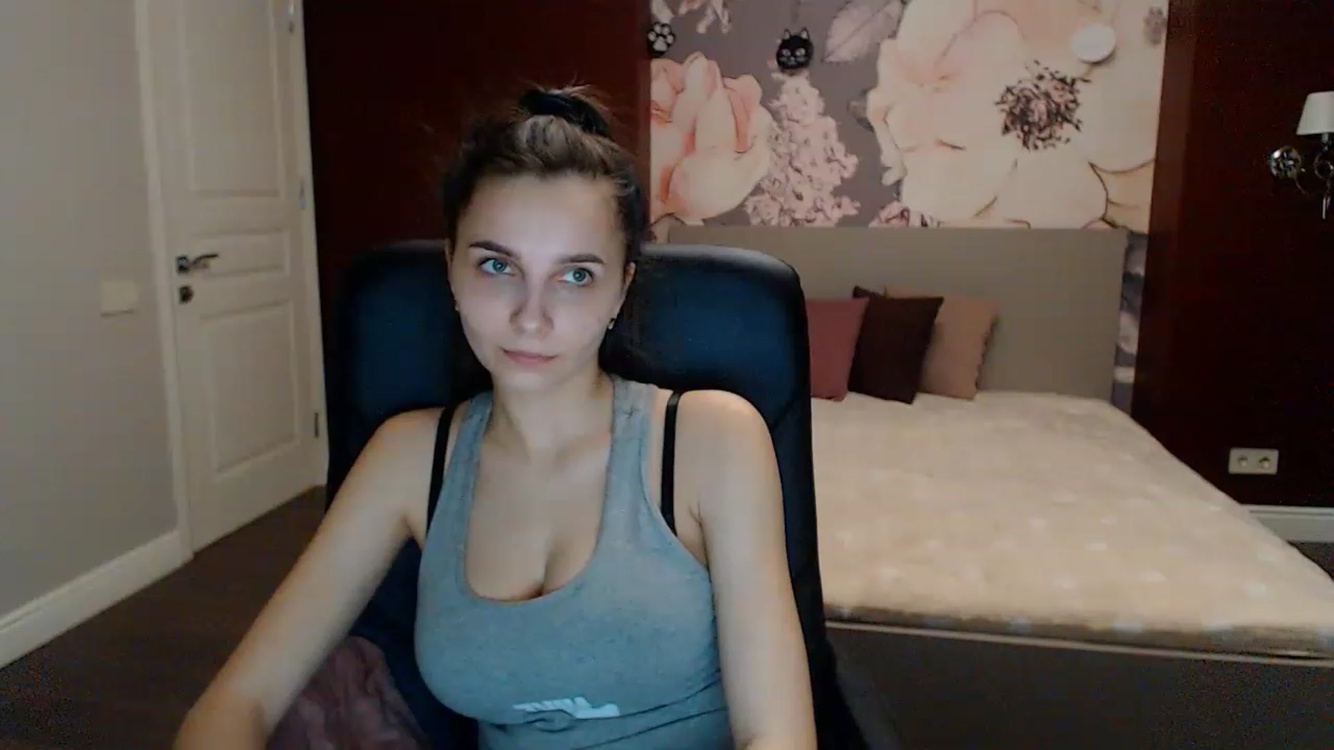 Gallery image thumbnail from Karina_Mils's myfreecams stream on, 03/10/2023, 17:23 image 7 of 20