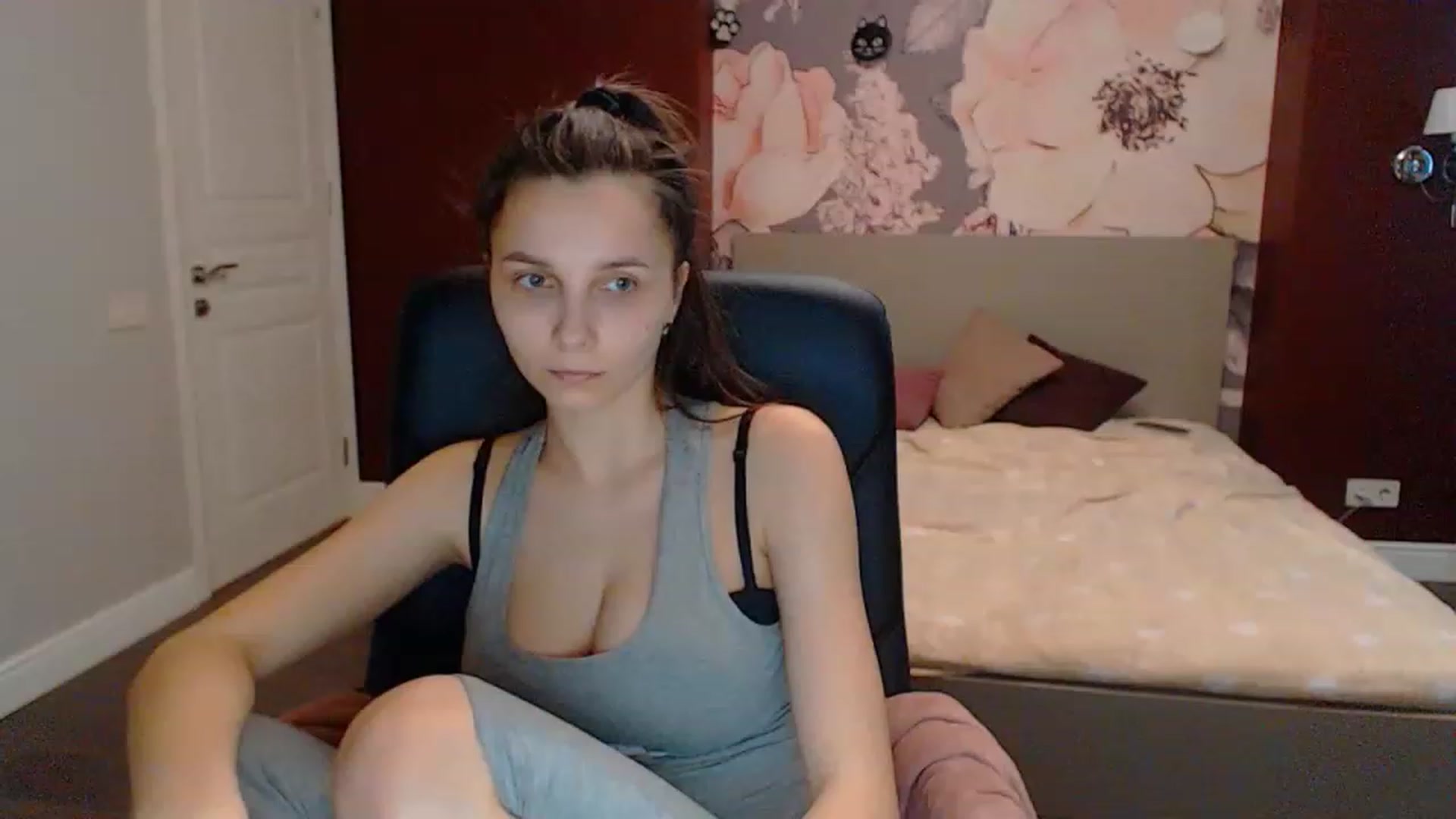 Gallery image thumbnail from Karina_Mils's myfreecams stream on, 03/16/2023, 12:02 image 10 of 20