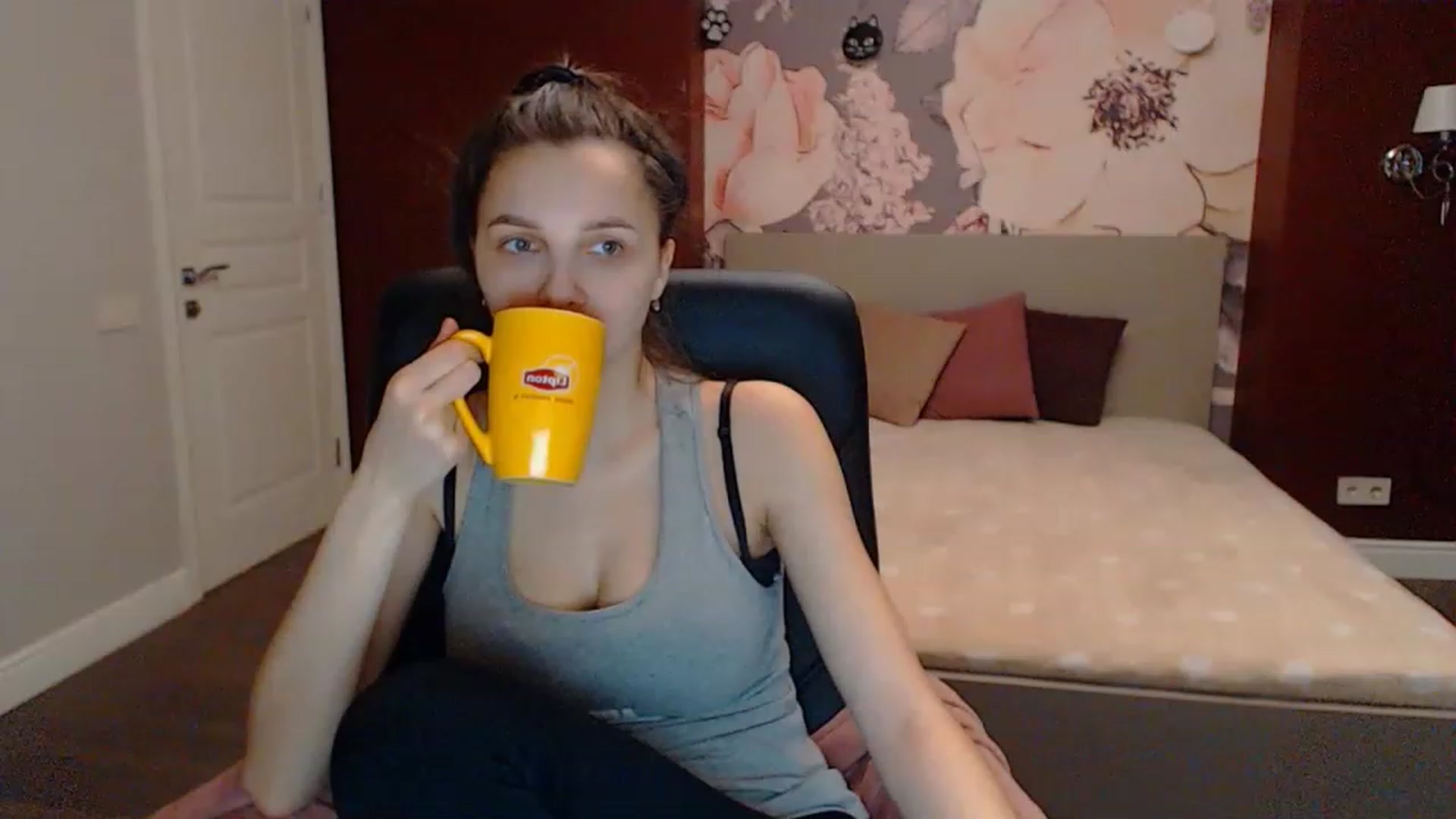 Gallery image thumbnail from Karina_Mils's myfreecams stream on, 03/17/2023, 15:32 image 6 of 20