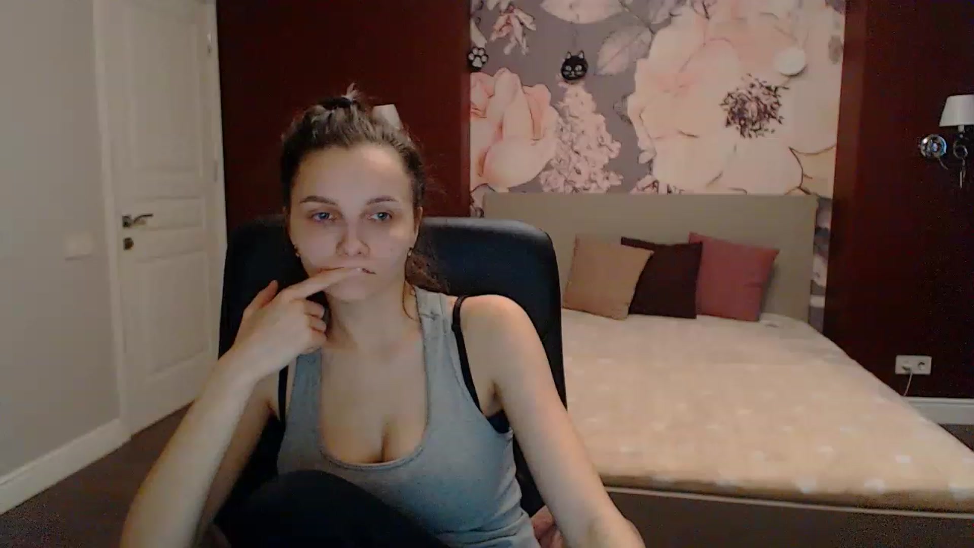 Gallery image thumbnail from Karina_Mils's myfreecams stream on, 03/19/2023, 14:08 image 15 of 20