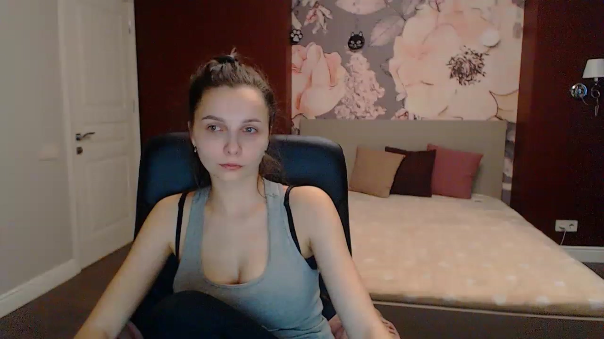 Gallery image thumbnail from Karina_Mils's myfreecams stream on, 03/19/2023, 14:08 image 14 of 20