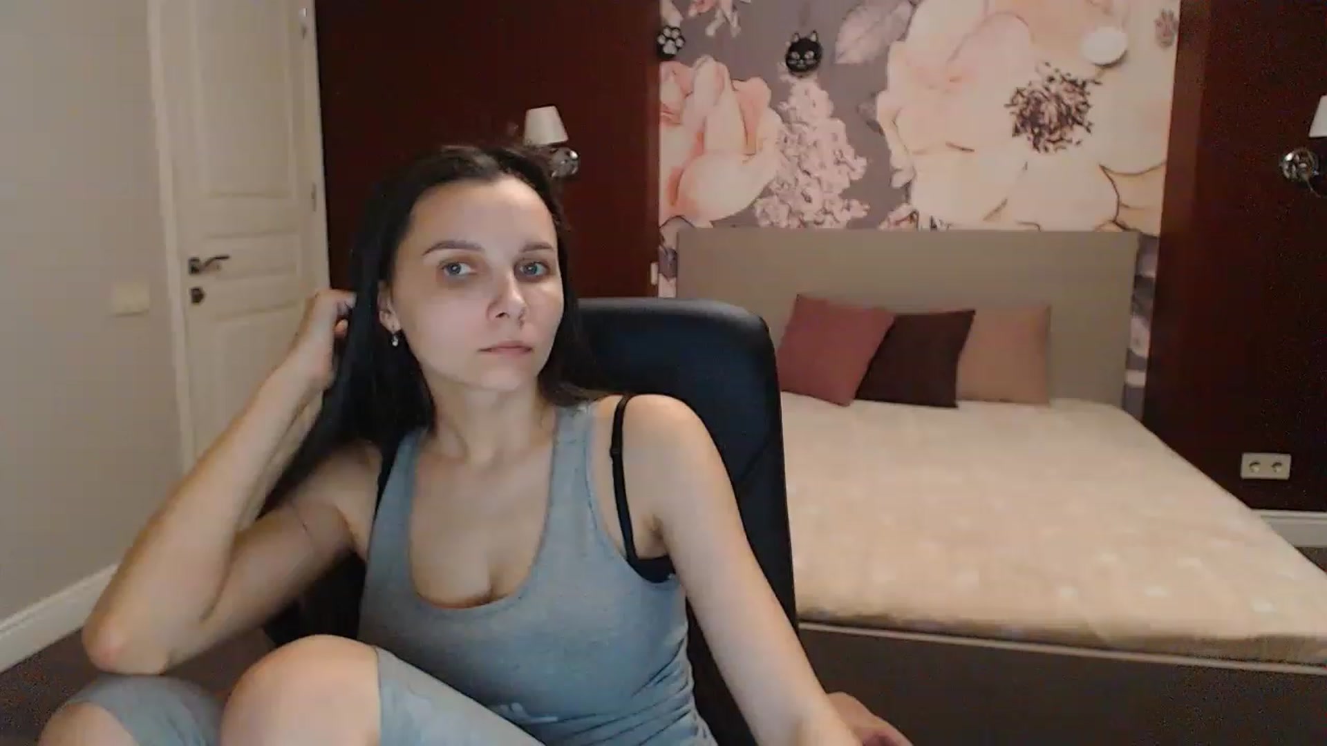 Gallery image thumbnail from Karina_Mils's myfreecams stream on, 03/25/2023, 15:25 image 14 of 20