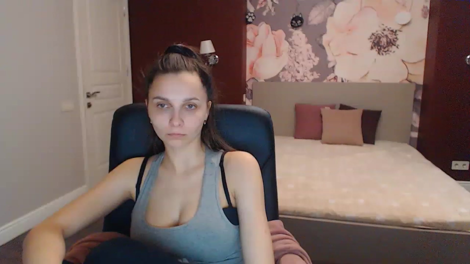 Gallery image thumbnail from Karina_Mils's myfreecams stream on, 04/01/2023, 06:15 image 9 of 20