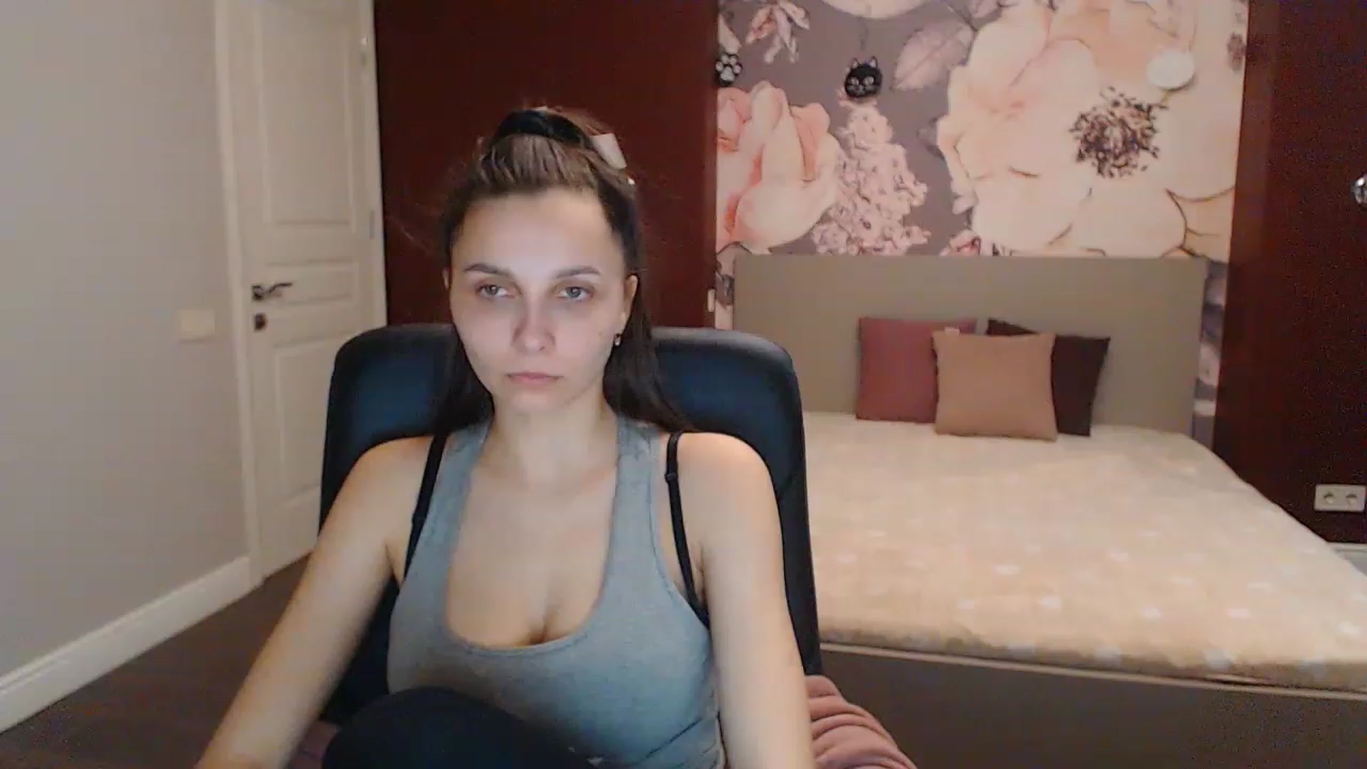 Gallery image thumbnail from Karina_Mils's myfreecams stream on, 04/01/2023, 06:15 image 17 of 20