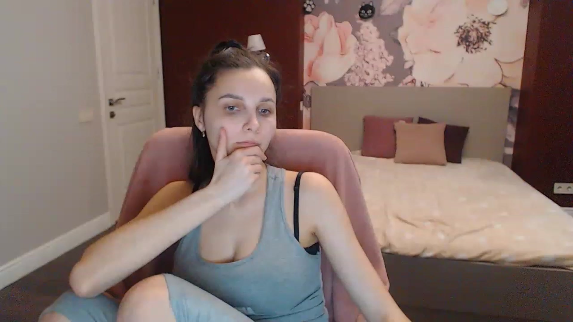 Gallery image thumbnail from Karina_Mils's myfreecams stream on, 04/01/2023, 07:35 image 10 of 20
