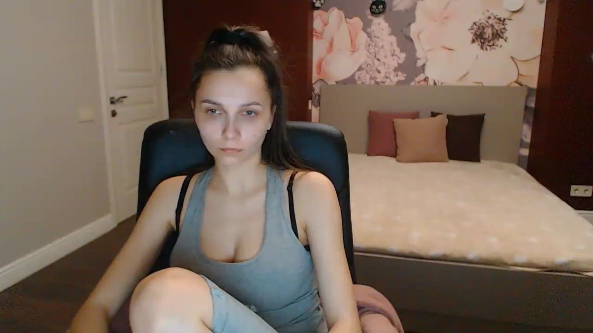 Gallery image thumbnail from Karina_Mils's myfreecams stream on, 04/01/2023, 14:59 image 15 of 20
