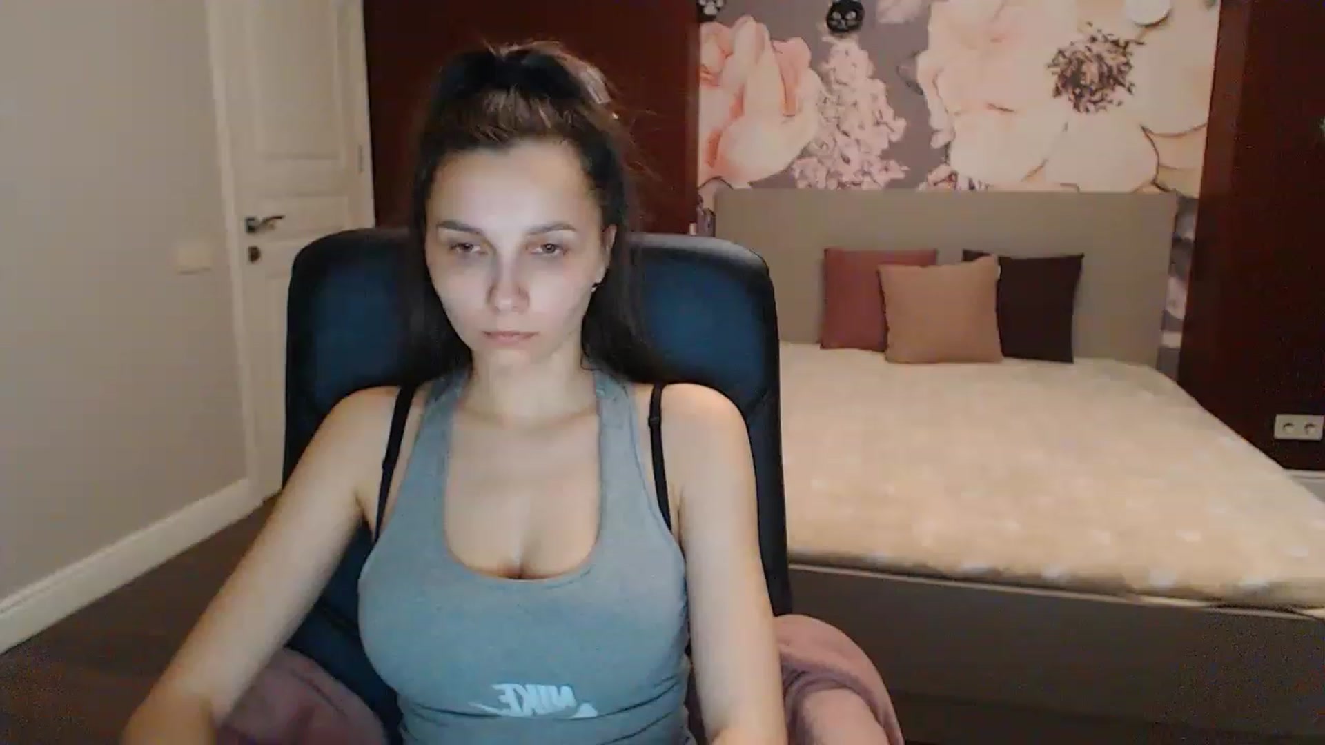 Gallery image thumbnail from Karina_Mils's myfreecams stream on, 04/01/2023, 14:59 image 17 of 20