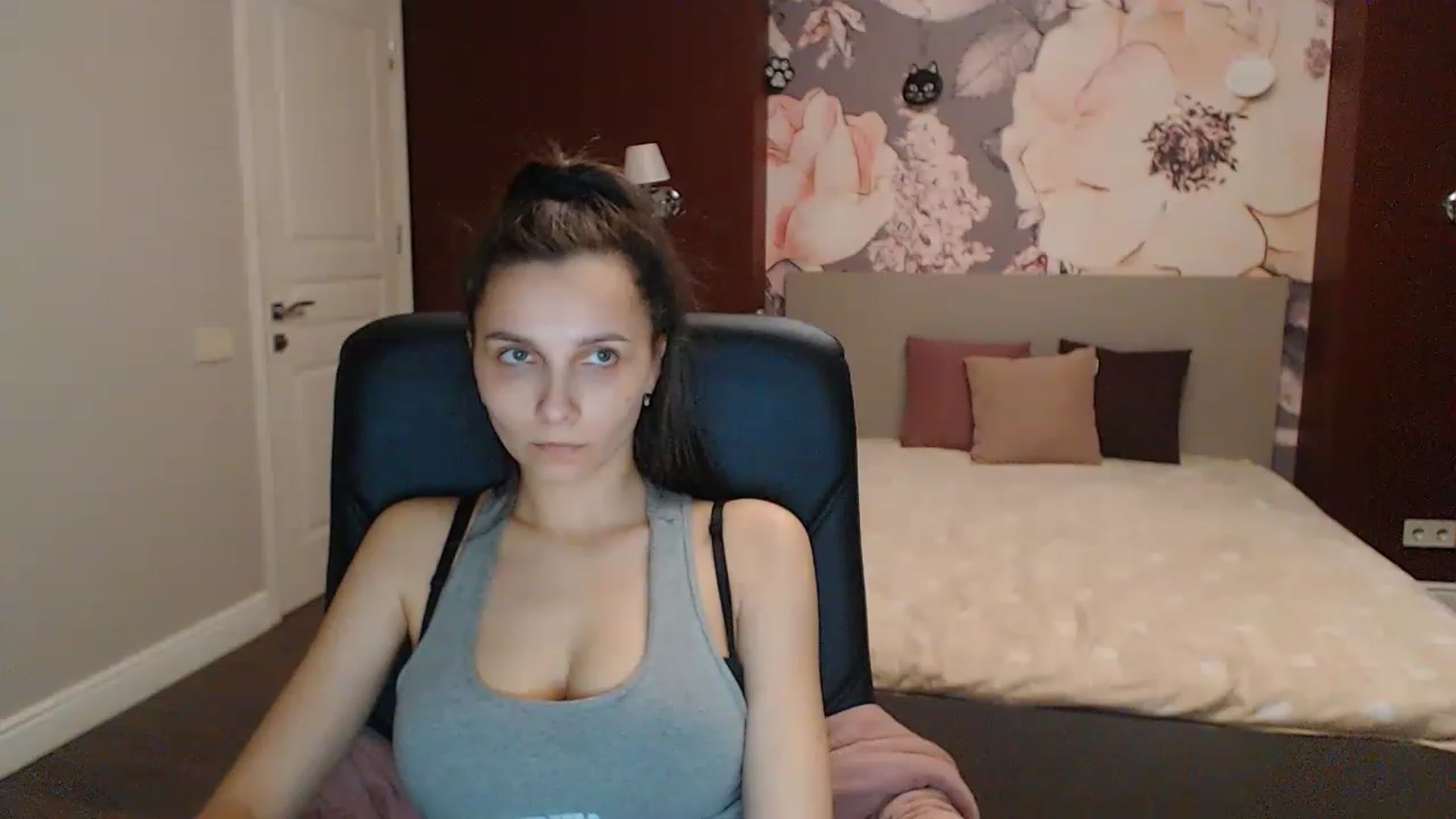 Gallery image thumbnail from Karina_Mils's myfreecams stream on, 04/01/2023, 17:08 image 12 of 20