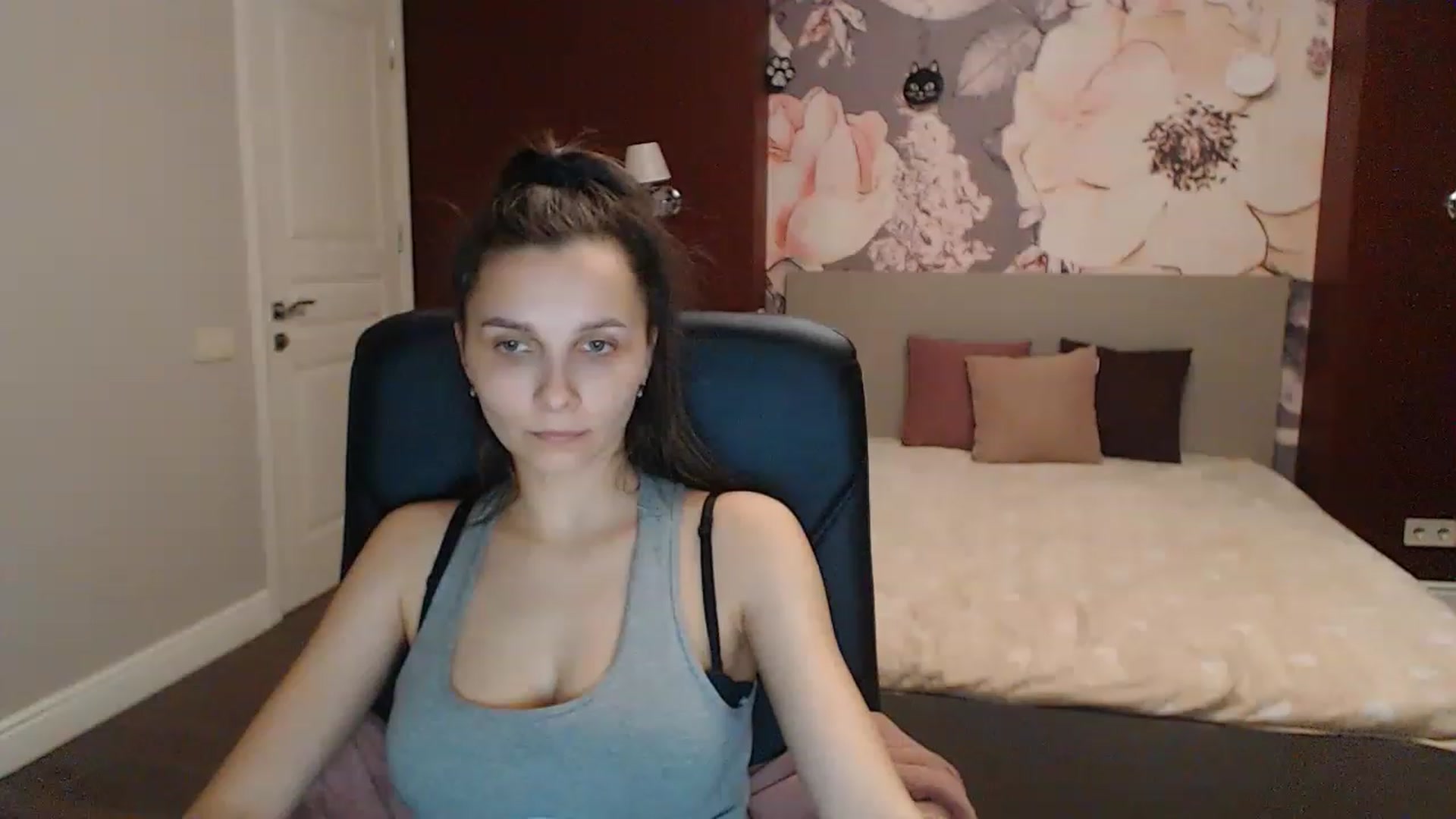Gallery image thumbnail from Karina_Mils's myfreecams stream on, 04/01/2023, 17:08 image 15 of 20