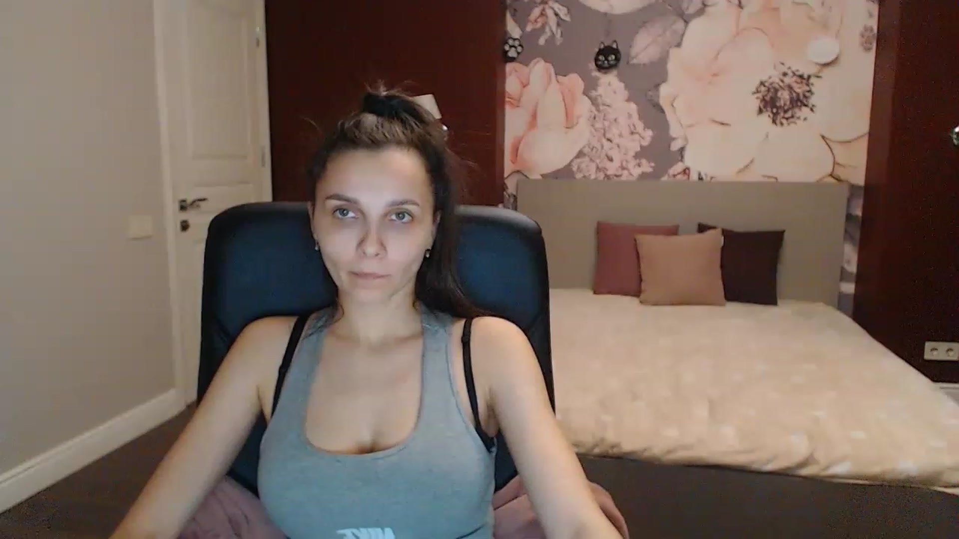 Gallery image thumbnail from Karina_Mils's myfreecams stream on, 04/01/2023, 17:08 image 14 of 20