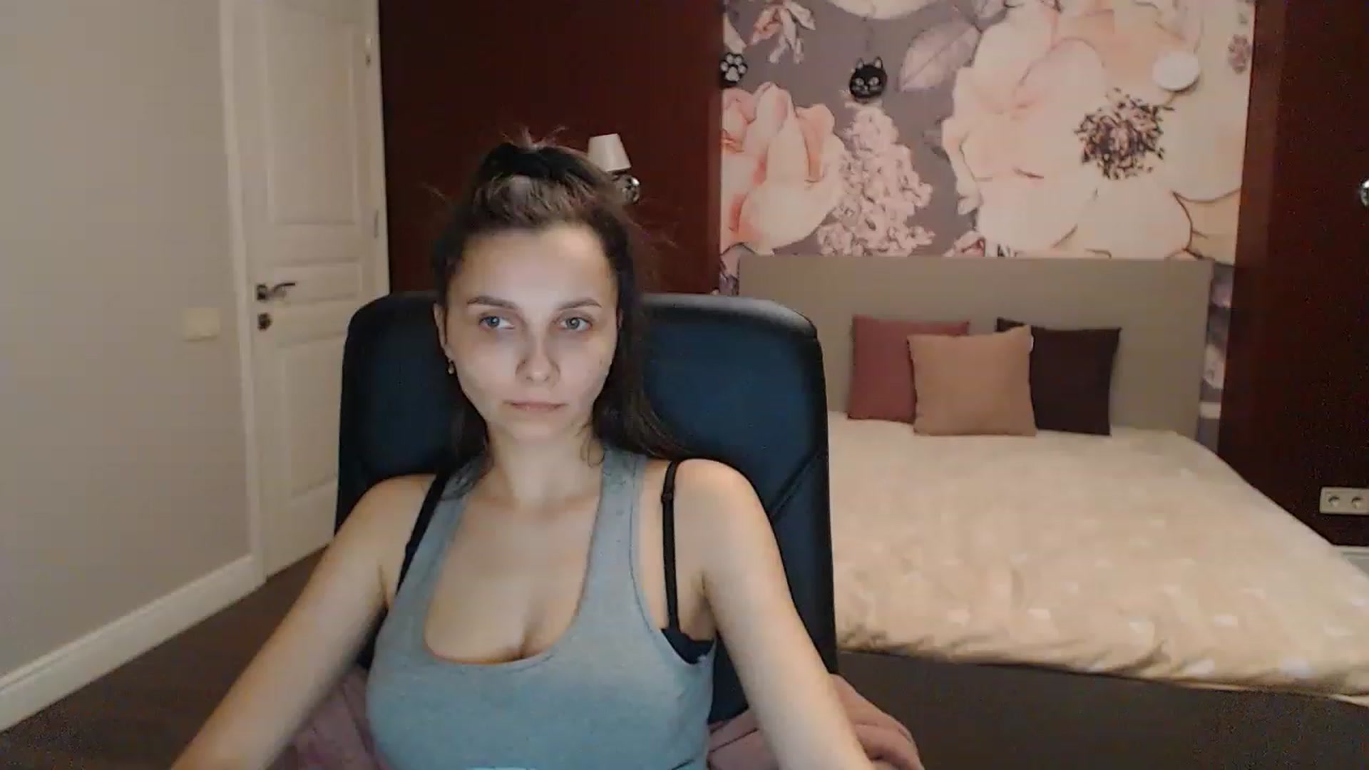 Gallery image thumbnail from Karina_Mils's myfreecams stream on, 04/01/2023, 17:08 image 17 of 20