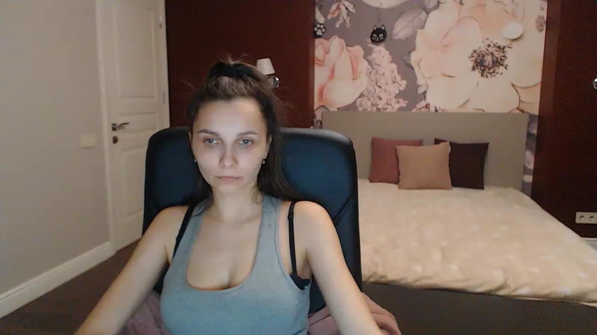 Gallery image thumbnail from Karina_Mils's myfreecams stream on, 04/01/2023, 17:08 image 16 of 20
