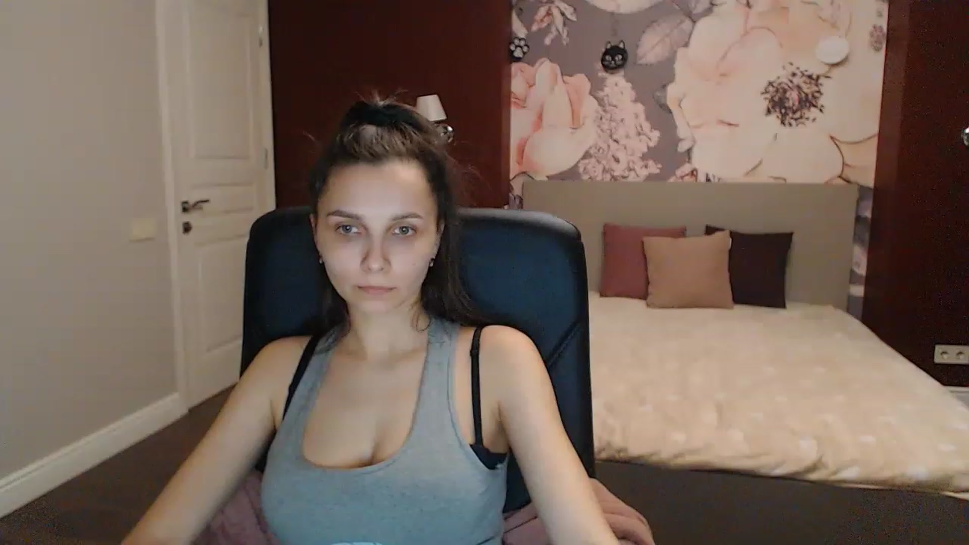Gallery image thumbnail from Karina_Mils's myfreecams stream on, 04/01/2023, 17:08 image 18 of 20