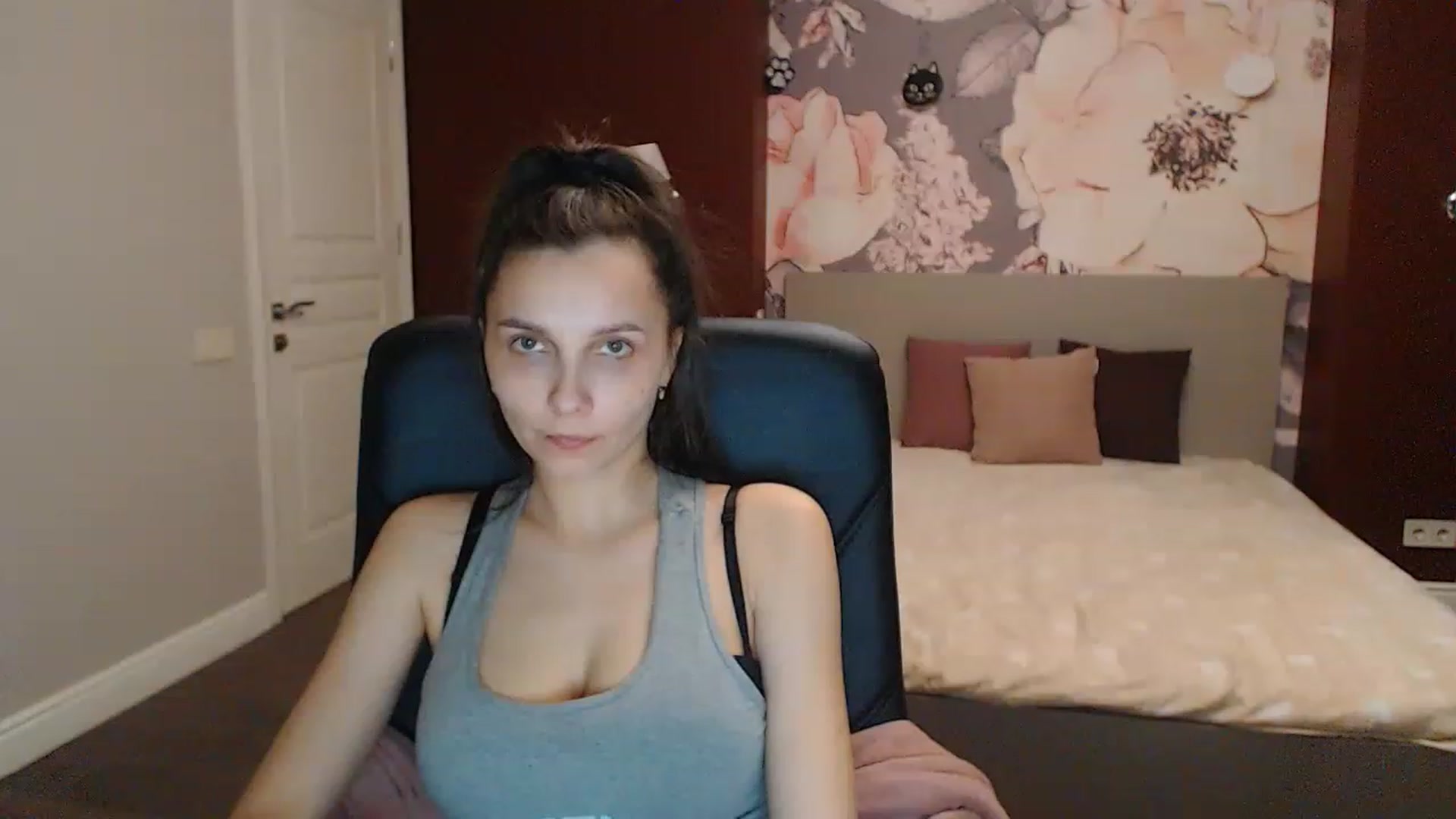 Gallery image thumbnail from Karina_Mils's myfreecams stream on, 04/01/2023, 17:08 image 7 of 20