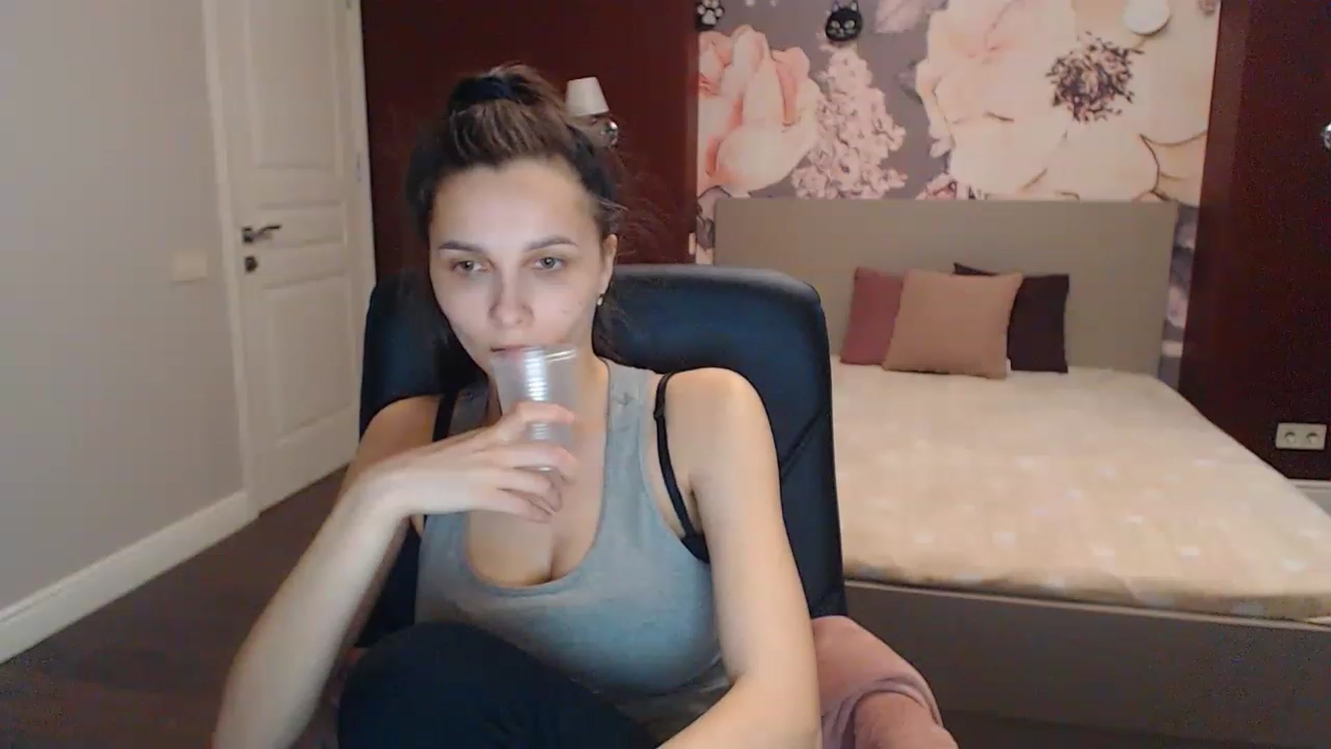 Gallery image thumbnail from Karina_Mils's myfreecams stream on, 04/02/2023, 11:16 image 4 of 20