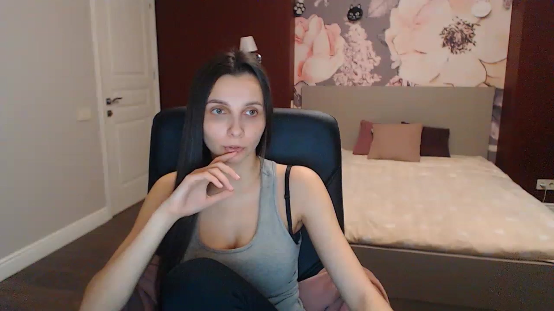 Gallery image thumbnail from Karina_Mils's myfreecams stream on, 04/03/2023, 07:27 image 17 of 20