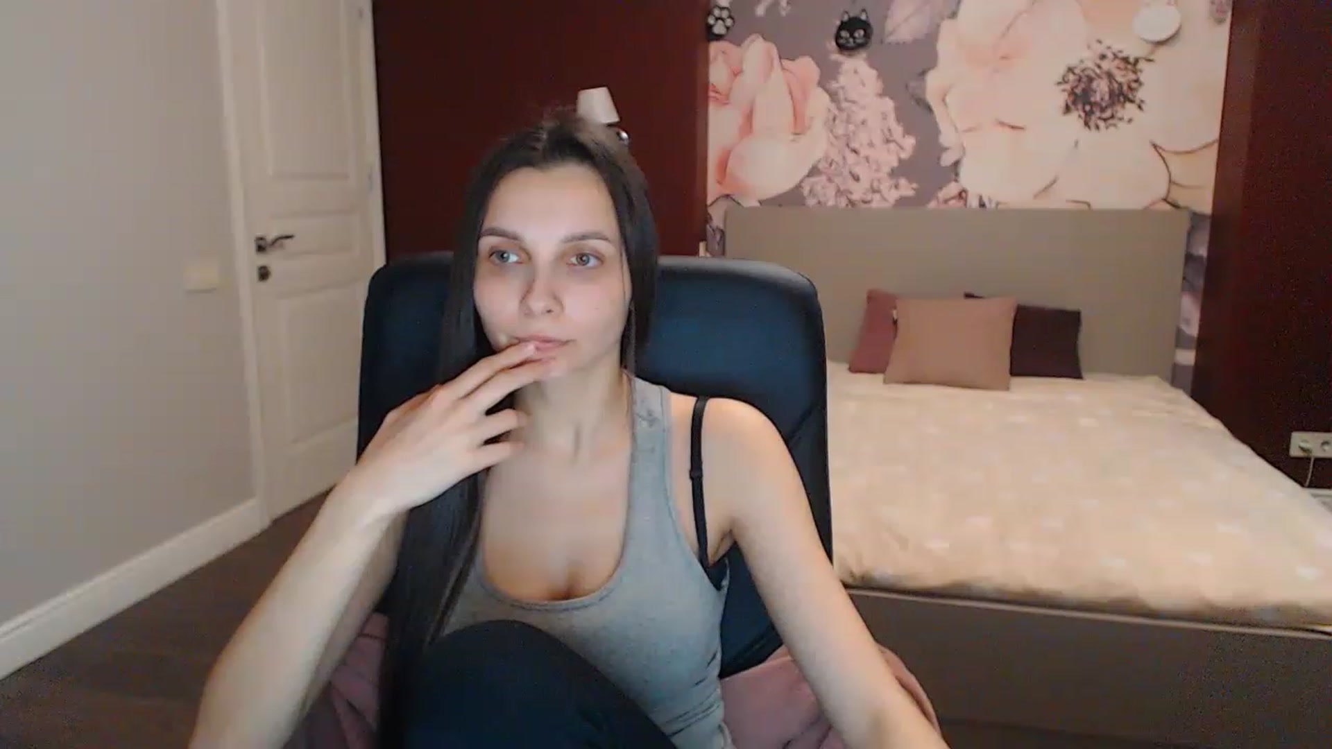 Gallery image thumbnail from Karina_Mils's myfreecams stream on, 04/03/2023, 07:27 image 12 of 20