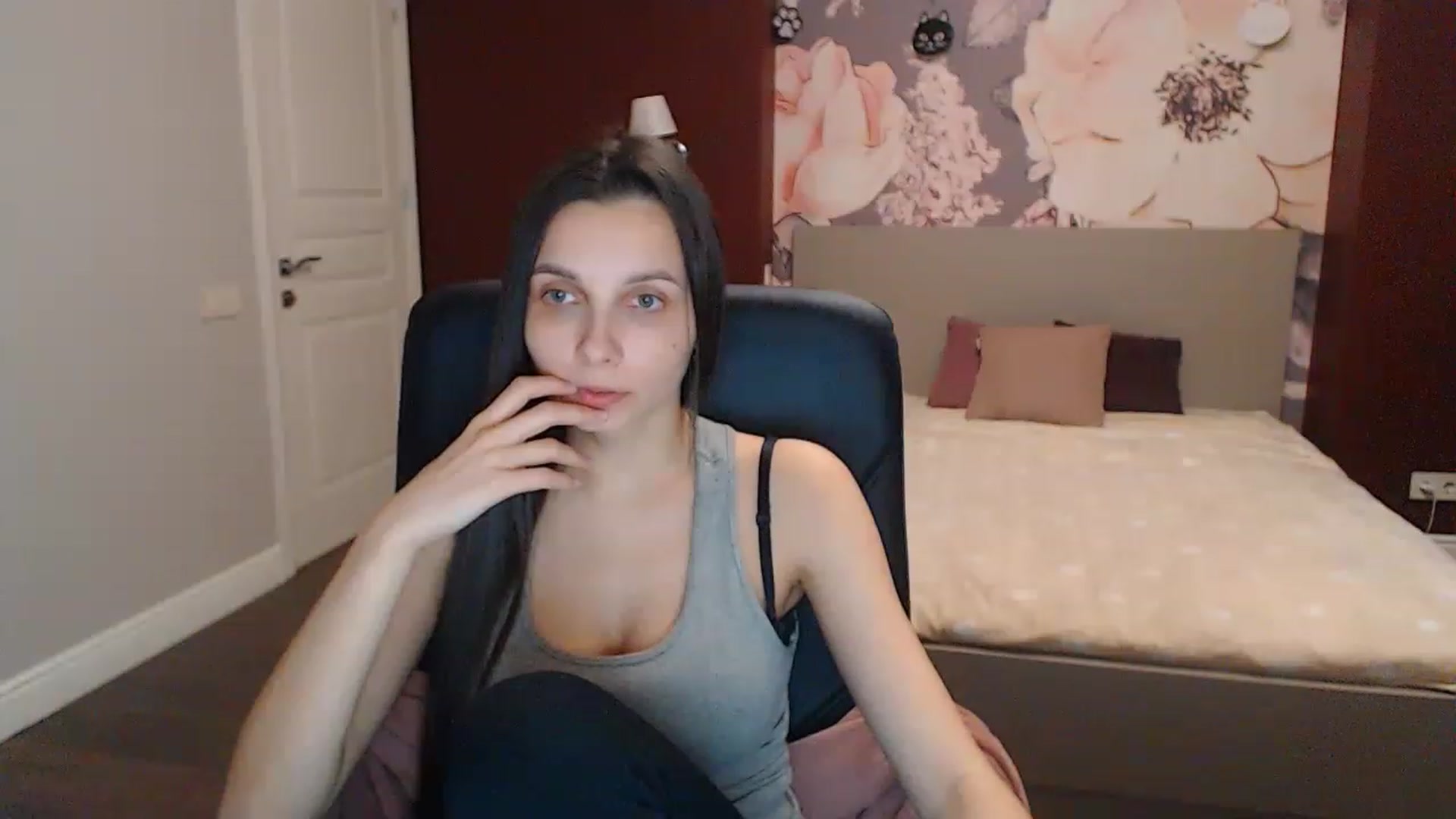 Gallery image thumbnail from Karina_Mils's myfreecams stream on, 04/03/2023, 07:27 image 13 of 20