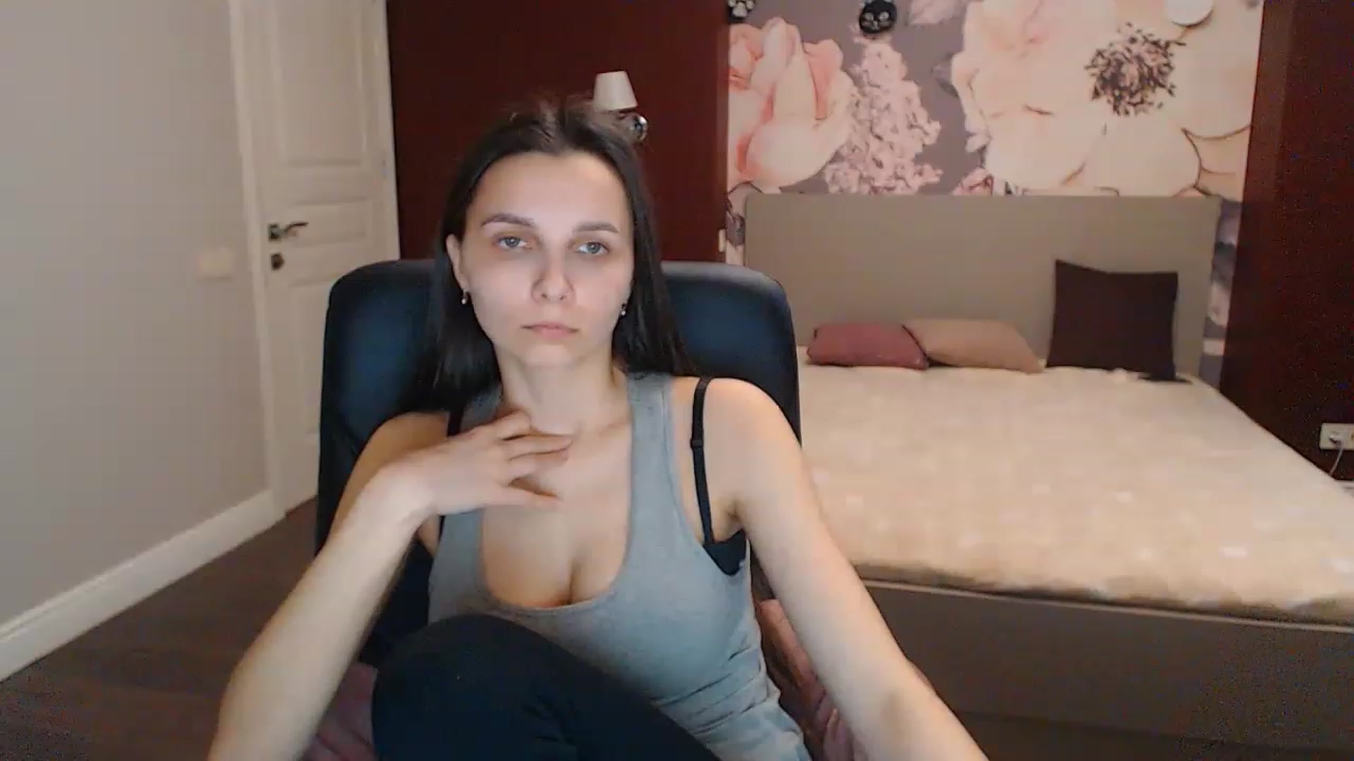 Gallery image thumbnail from Karina_Mils's myfreecams stream on, 04/05/2023, 08:48 image 14 of 20