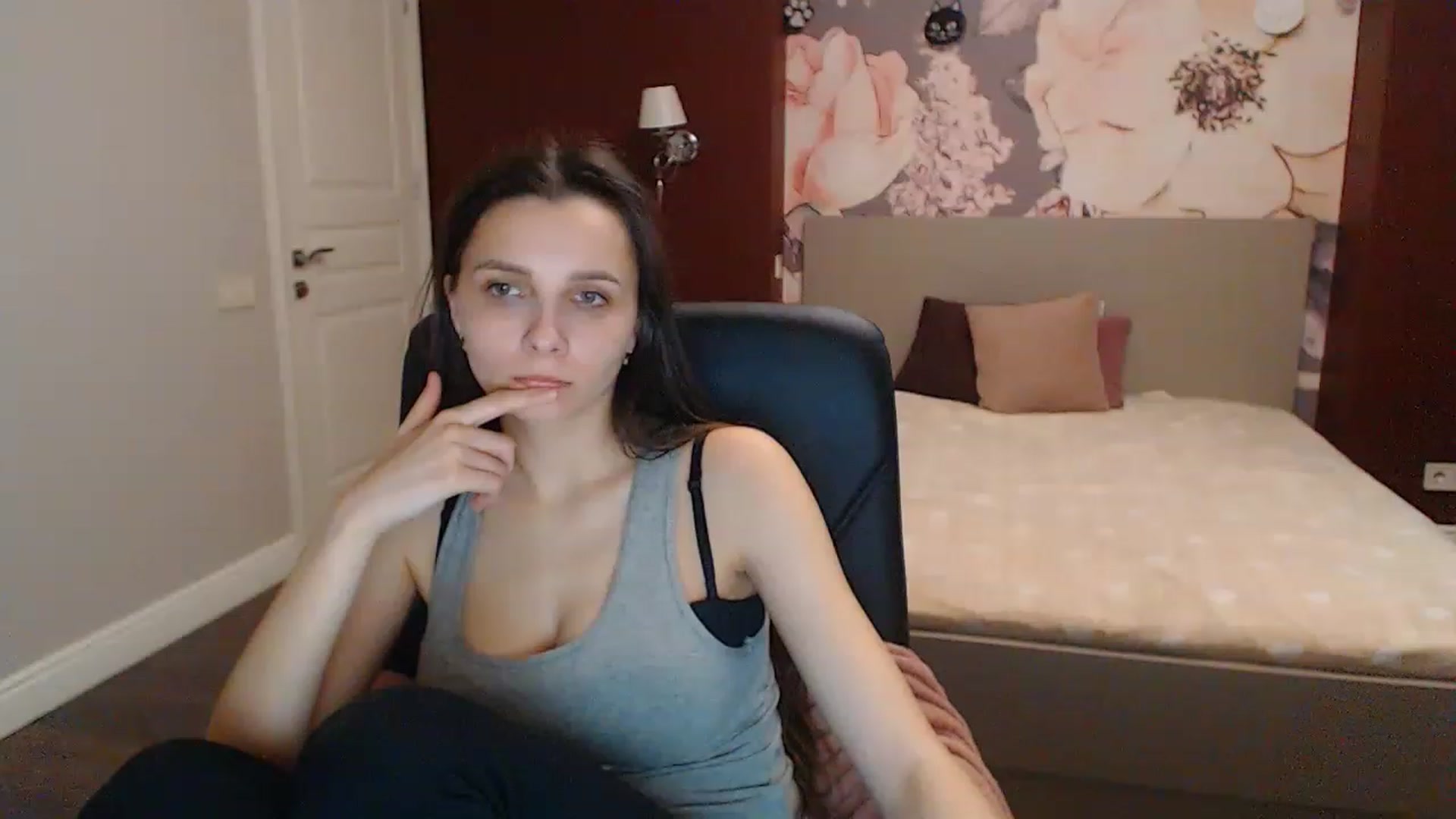 Gallery image thumbnail from Karina_Mils's myfreecams stream on, 04/06/2023, 10:31 image 1 of 20