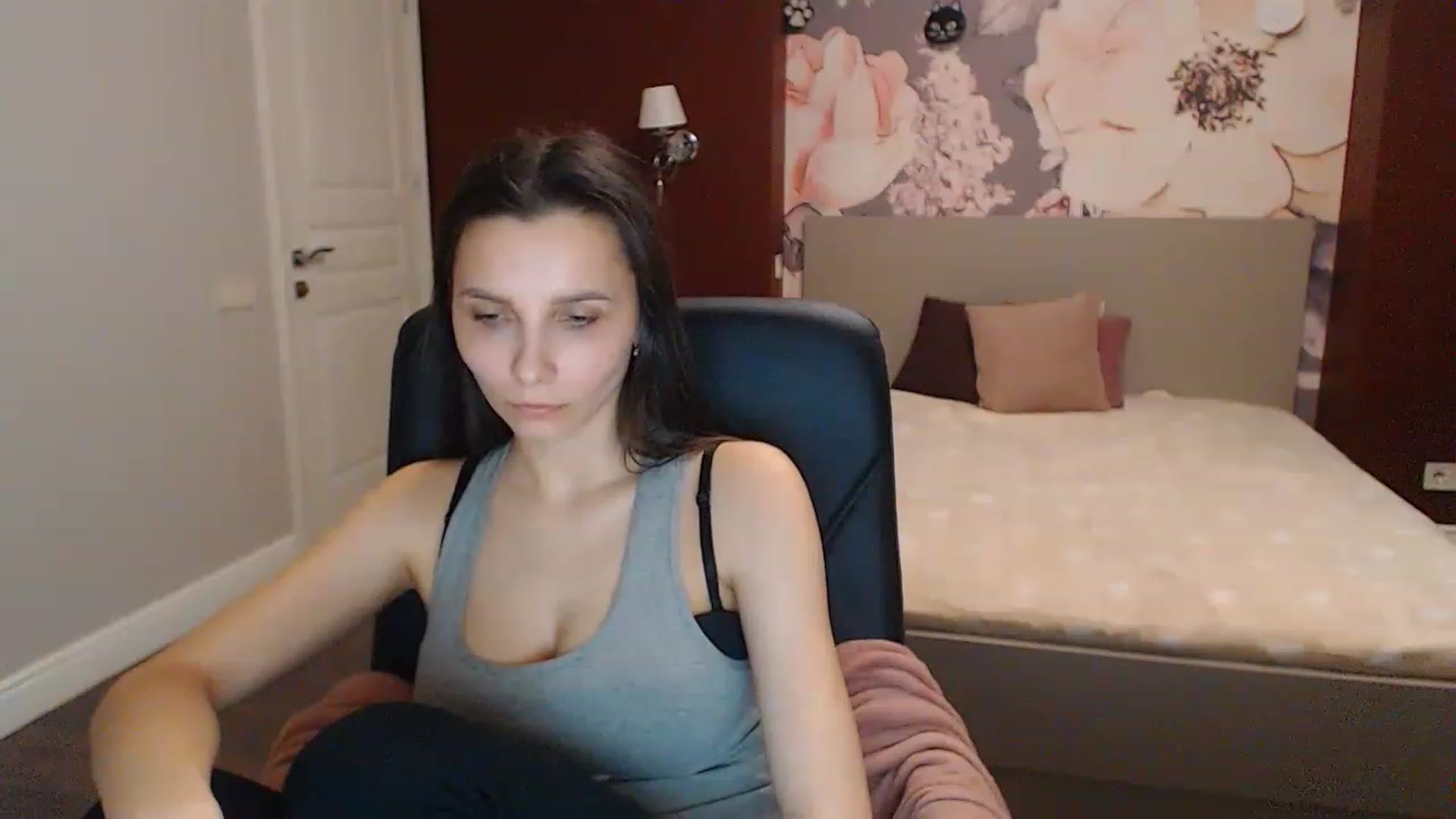 Gallery image thumbnail from Karina_Mils's myfreecams stream on, 04/06/2023, 10:31 image 17 of 20