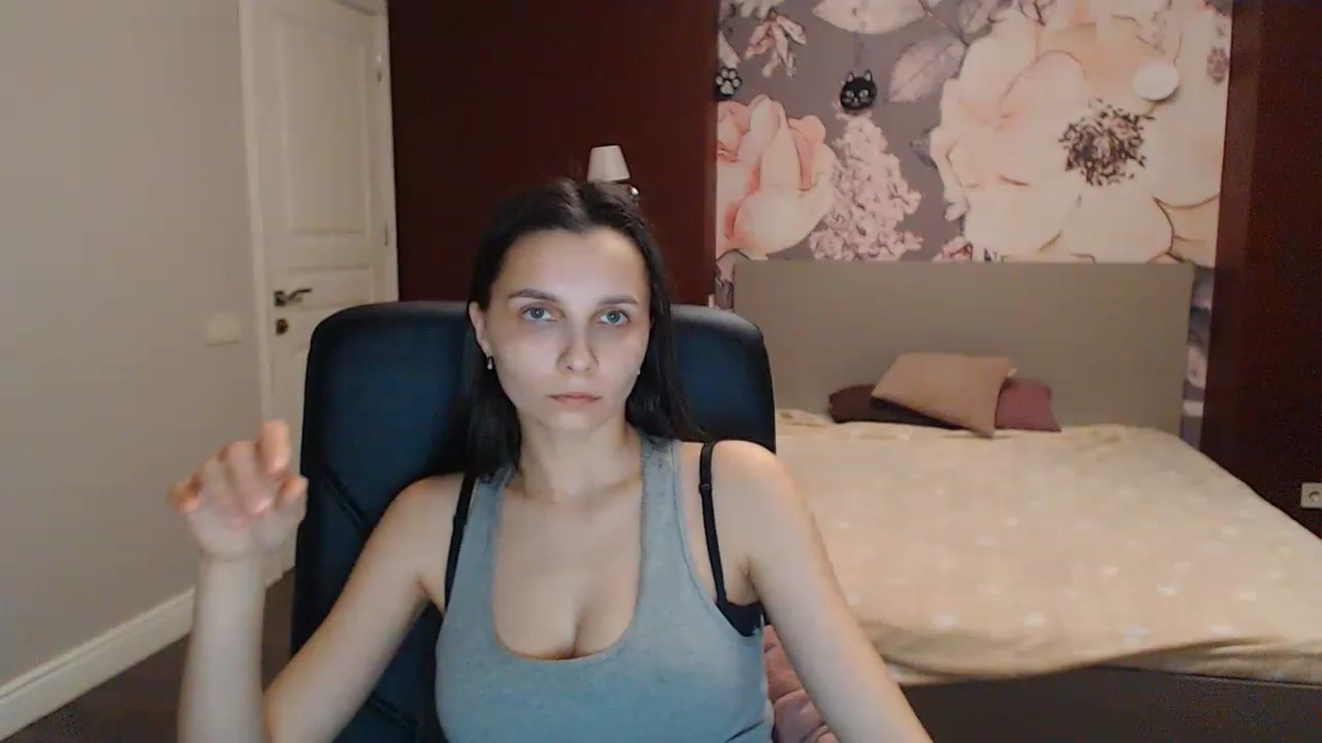 Gallery image thumbnail from Karina_Mils's myfreecams stream on, 04/07/2023, 16:27 image 16 of 20