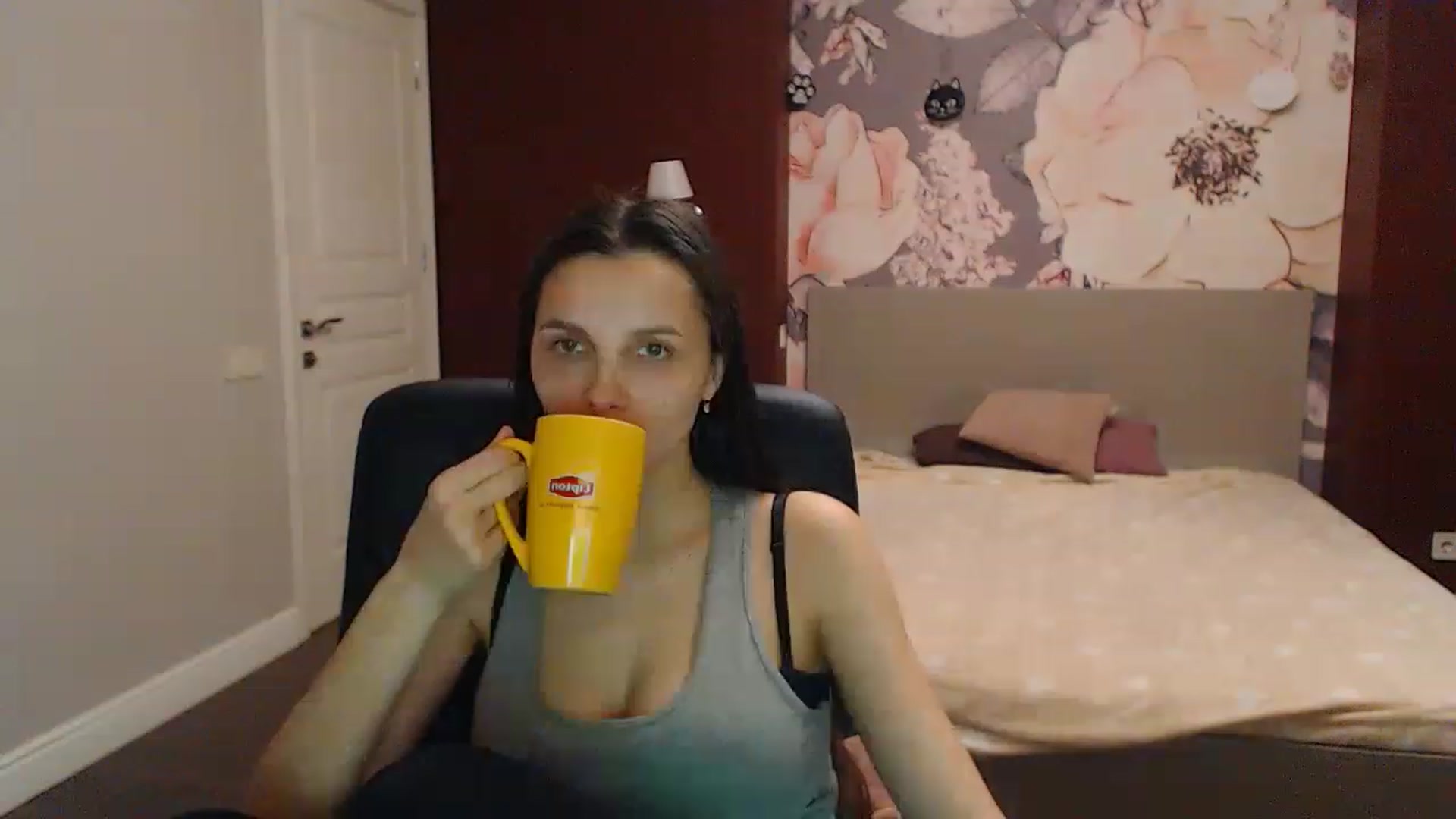 Gallery image thumbnail from Karina_Mils's myfreecams stream on, 04/07/2023, 16:27 image 8 of 20