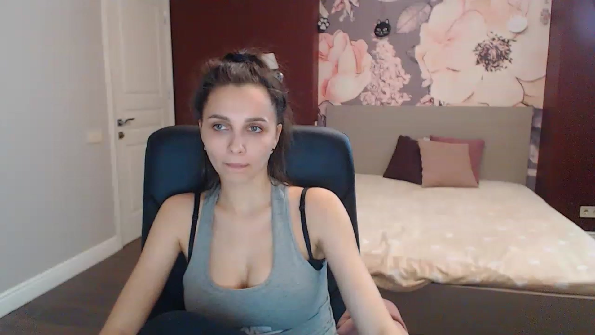 Gallery image thumbnail from Karina_Mils's myfreecams stream on, 04/08/2023, 13:23 image 15 of 20