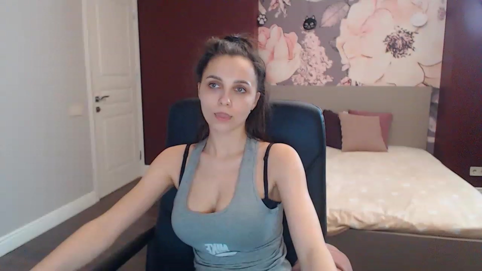 Gallery image thumbnail from Karina_Mils's myfreecams stream on, 04/08/2023, 13:23 image 12 of 20