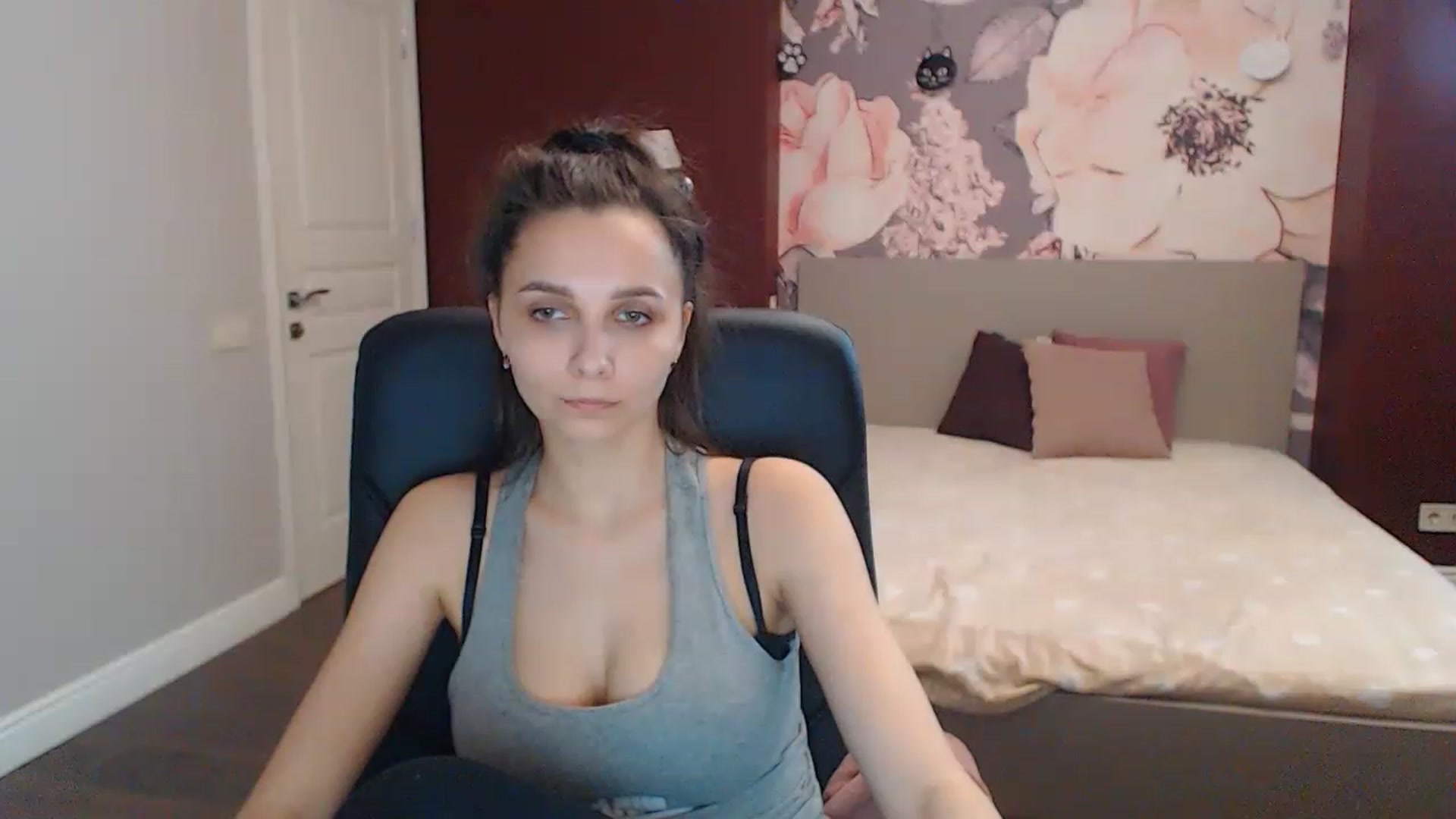 Gallery image thumbnail from Karina_Mils's myfreecams stream on, 04/08/2023, 13:23 image 14 of 20