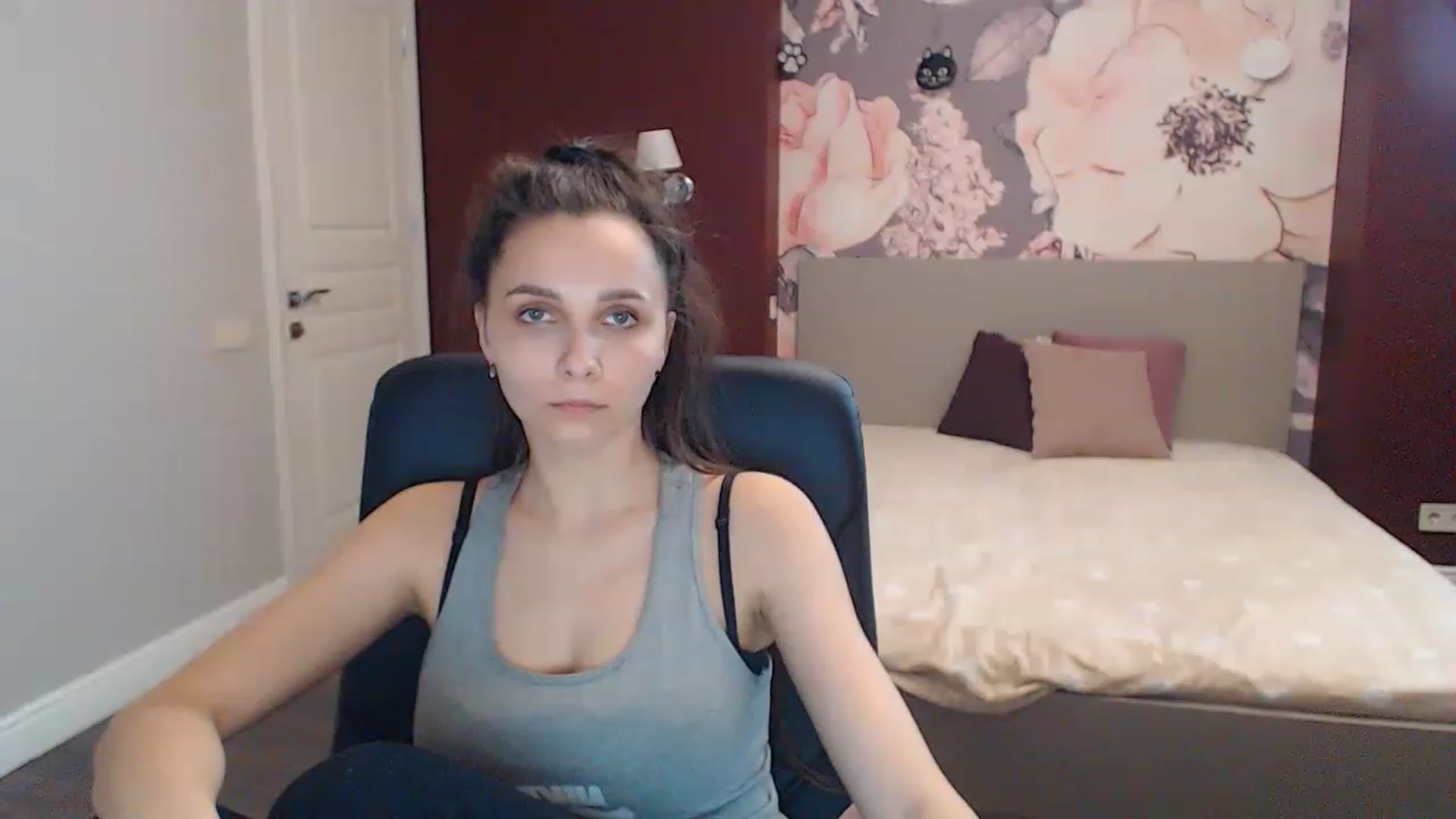 Gallery image thumbnail from Karina_Mils's myfreecams stream on, 04/08/2023, 13:23 image 17 of 20
