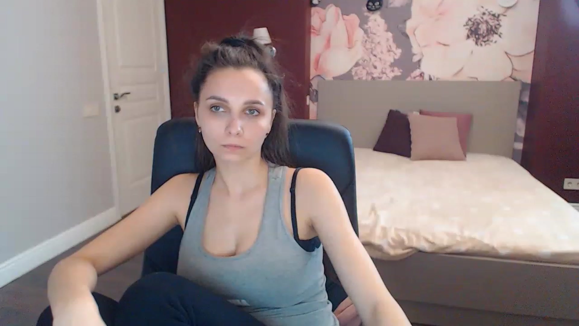 Gallery image thumbnail from Karina_Mils's myfreecams stream on, 04/08/2023, 13:23 image 9 of 20