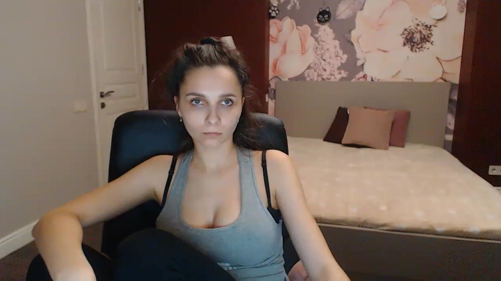 Gallery image thumbnail from Karina_Mils's myfreecams stream on, 04/08/2023, 17:03 image 5 of 20