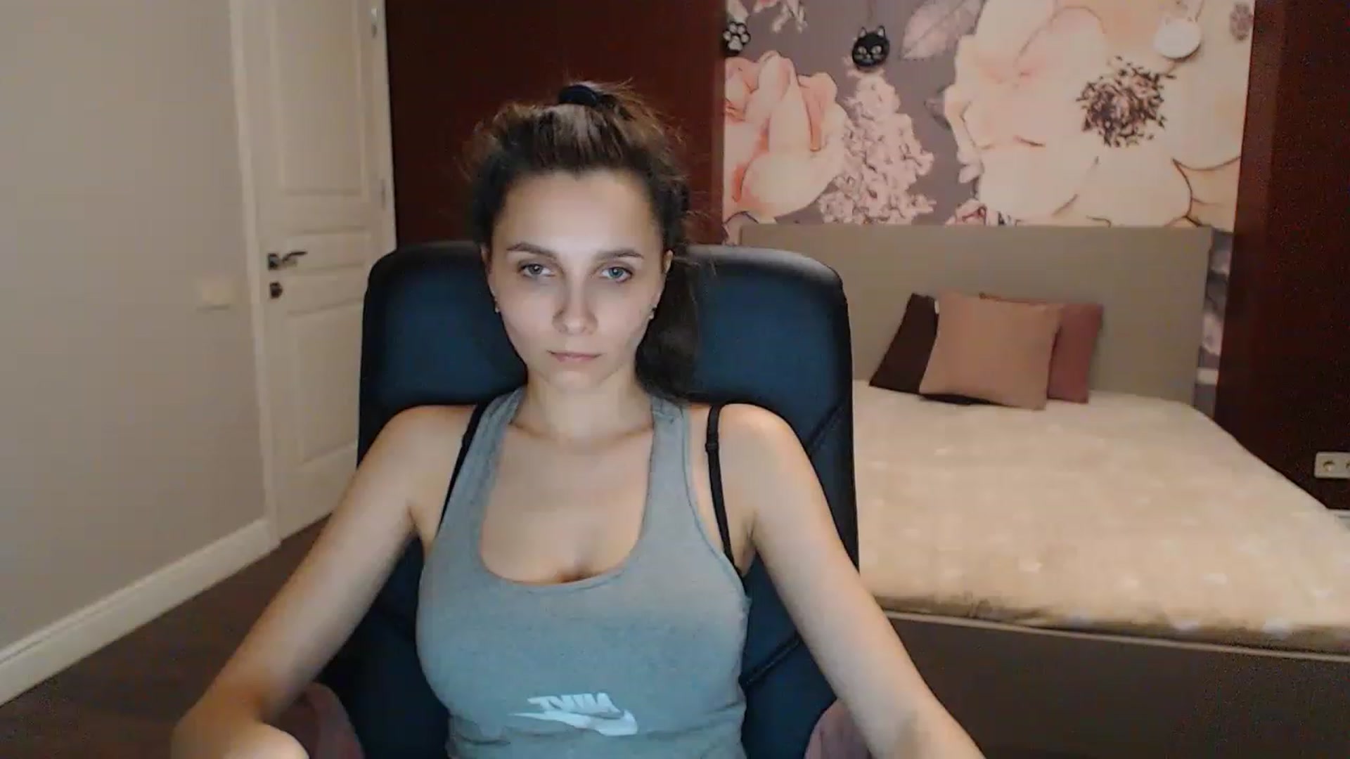Gallery image thumbnail from Karina_Mils's myfreecams stream on, 04/08/2023, 17:03 image 16 of 20