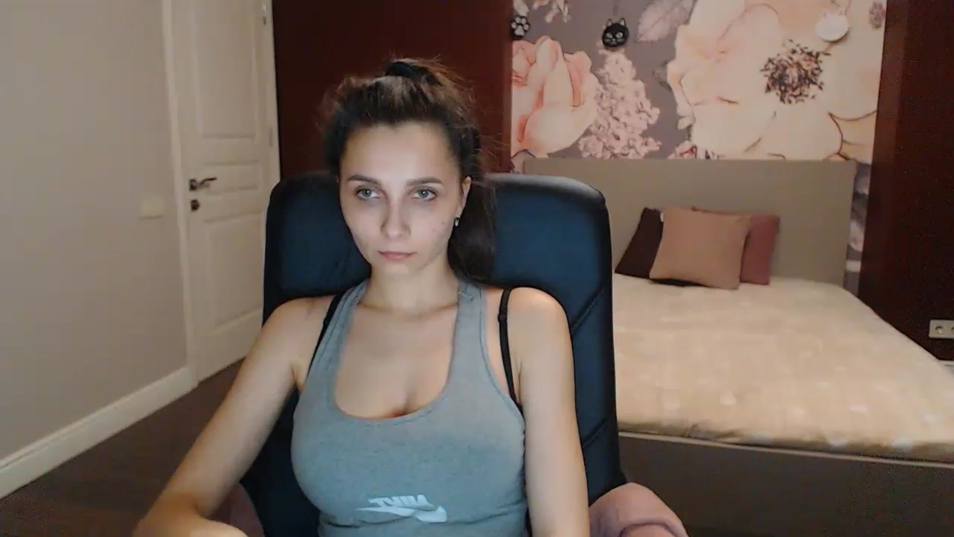 Gallery image thumbnail from Karina_Mils's myfreecams stream on, 04/08/2023, 17:03 image 17 of 20