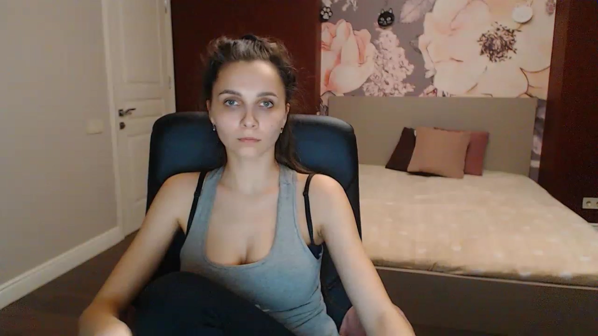 Gallery image thumbnail from Karina_Mils's myfreecams stream on, 04/08/2023, 17:03 image 14 of 20